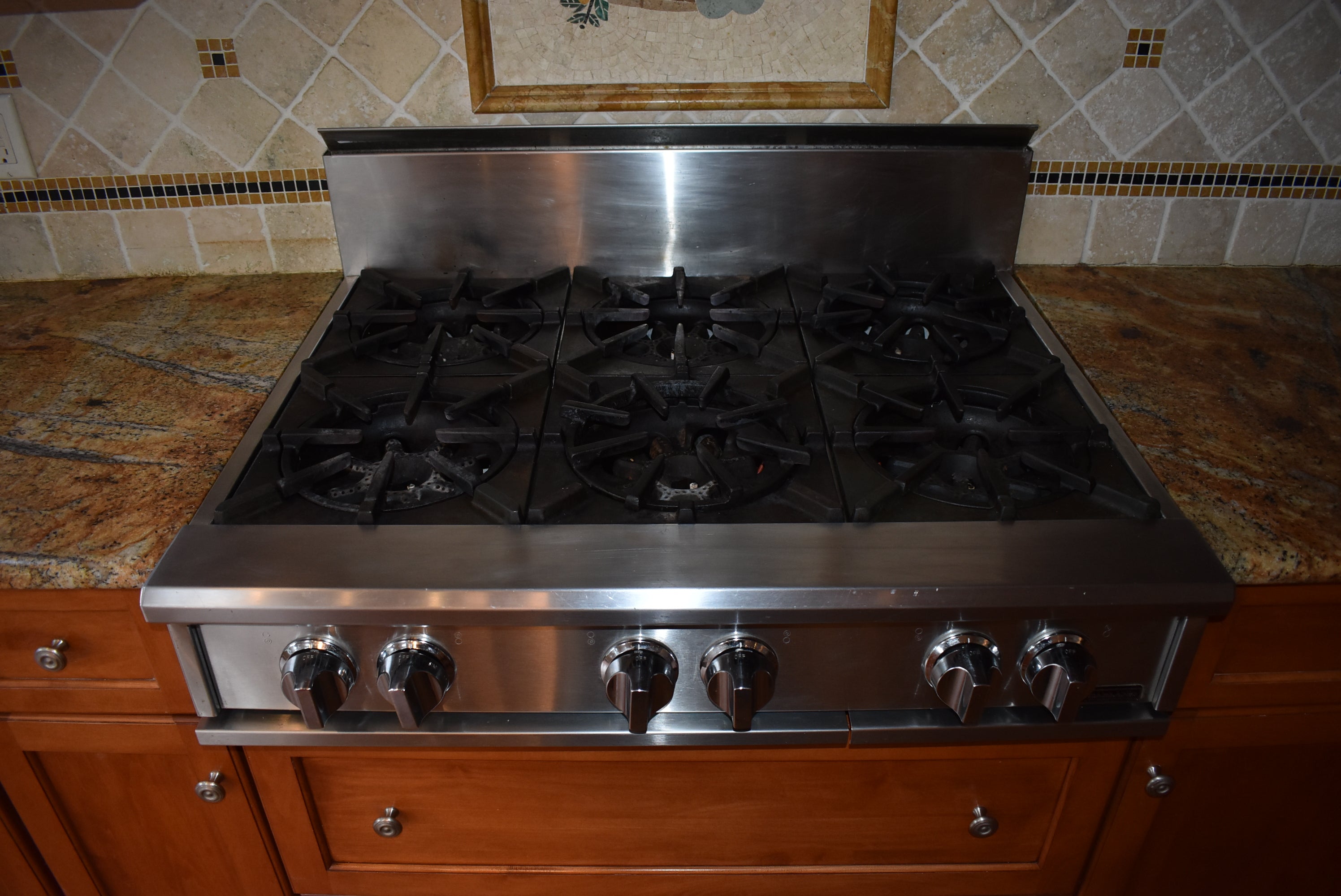 Christiana Cabinetry Strawberry Traditional Pre-Owned Kitchen