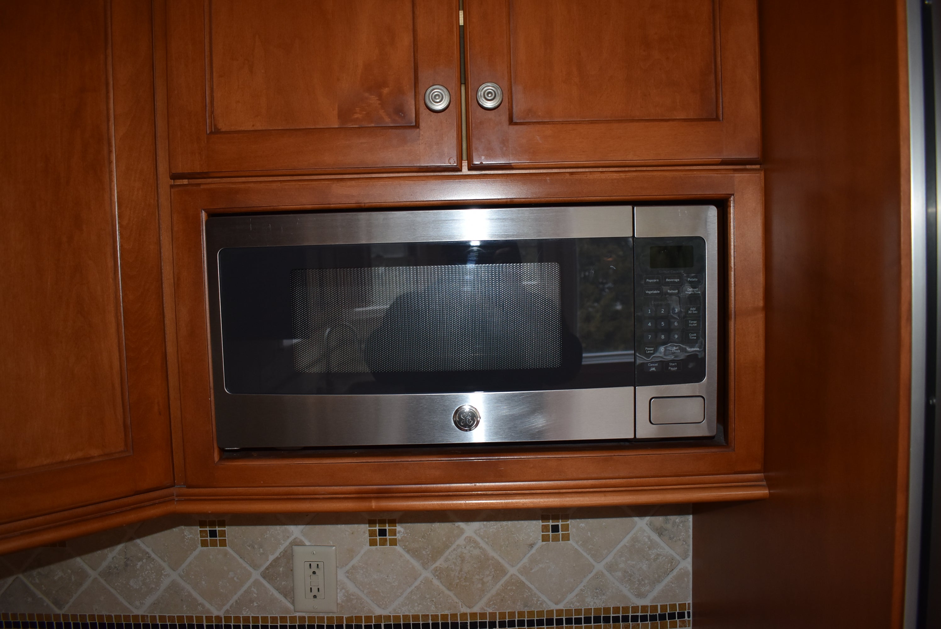 Christiana Cabinetry Strawberry Traditional Pre-Owned Kitchen
