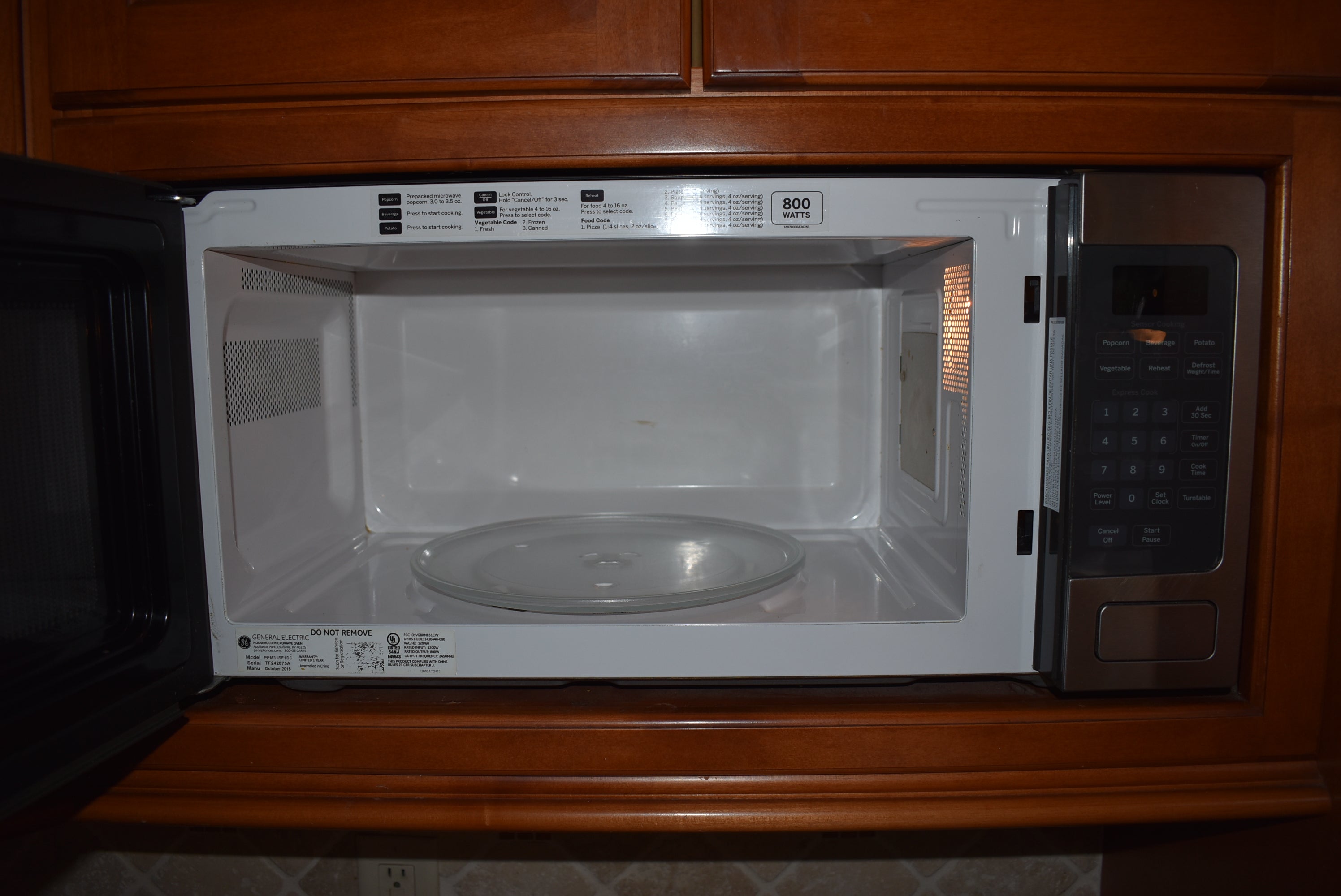 Christiana Cabinetry Strawberry Traditional Pre-Owned Kitchen