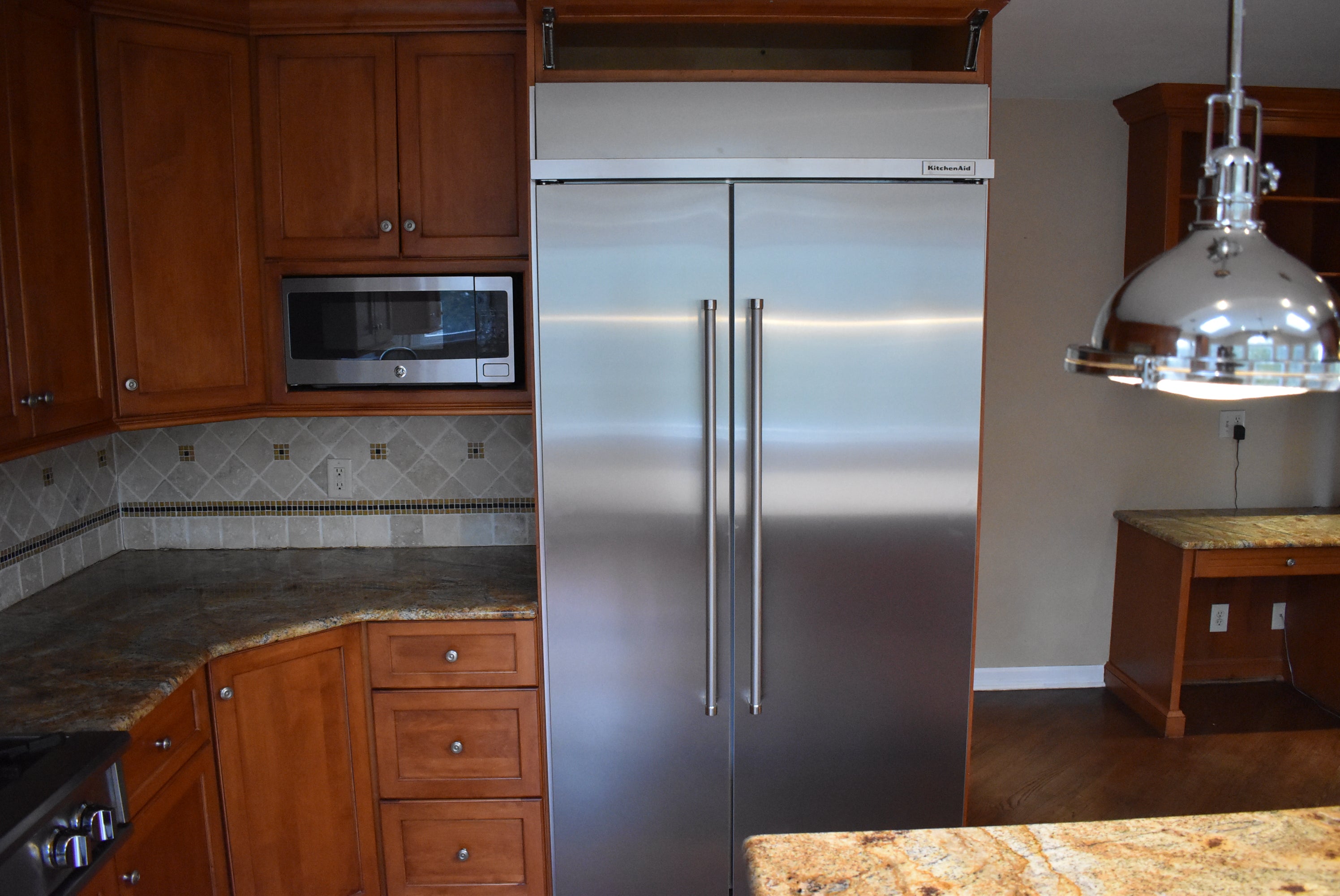 Christiana Cabinetry Strawberry Traditional Pre-Owned Kitchen