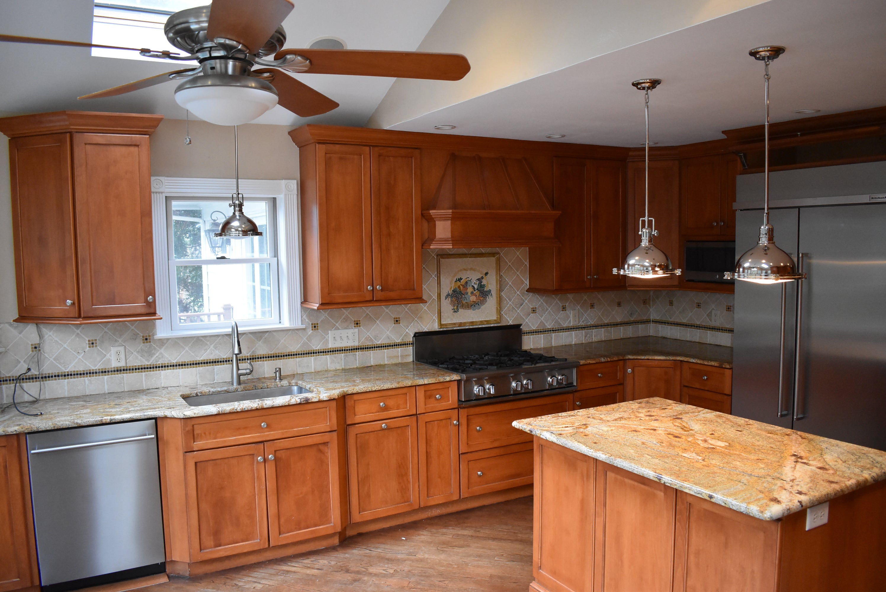 Christiana Cabinetry Strawberry Traditional Pre-Owned Kitchen