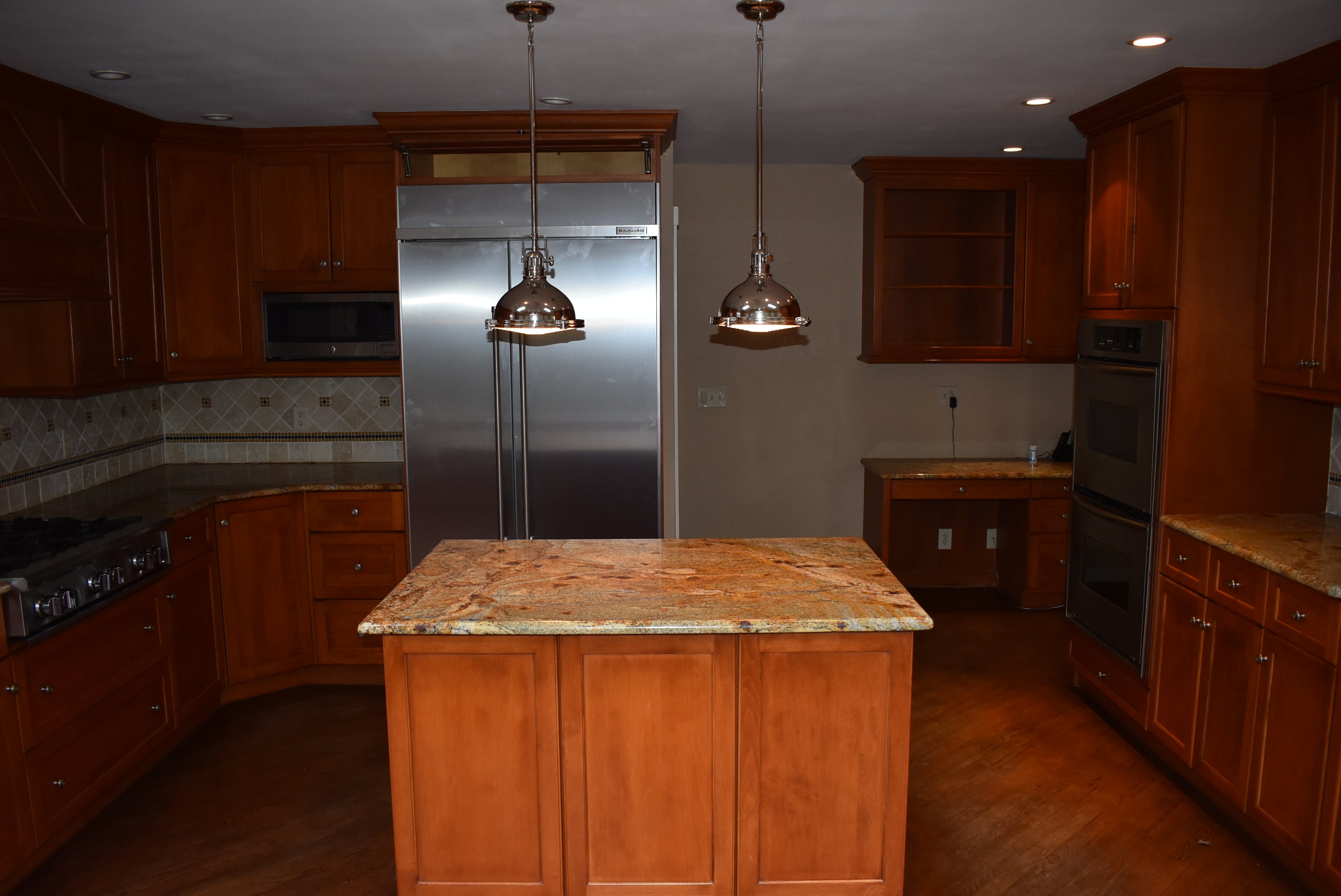 Christiana Cabinetry Strawberry Traditional Pre-Owned Kitchen