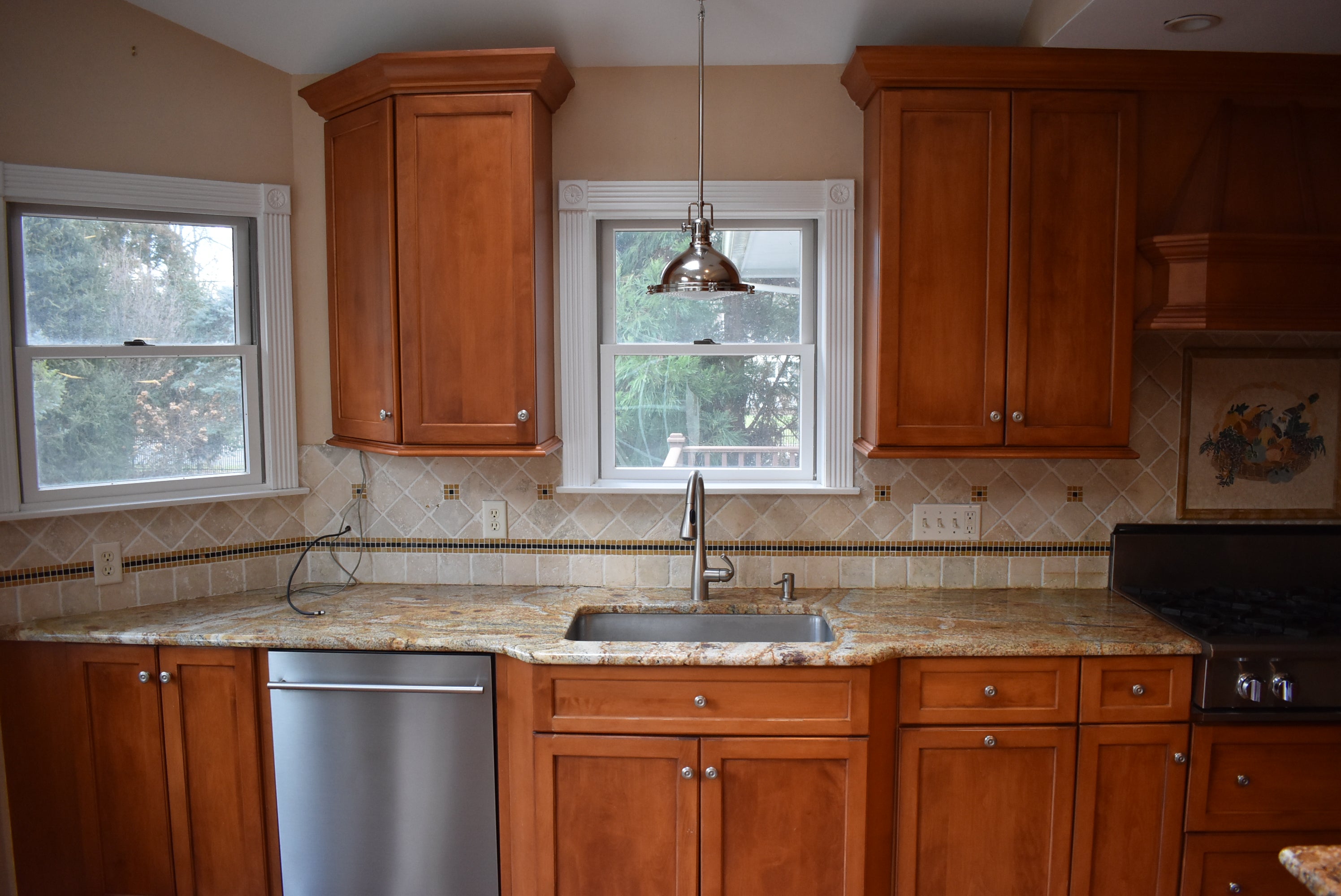 Christiana Cabinetry Strawberry Traditional Pre-Owned Kitchen