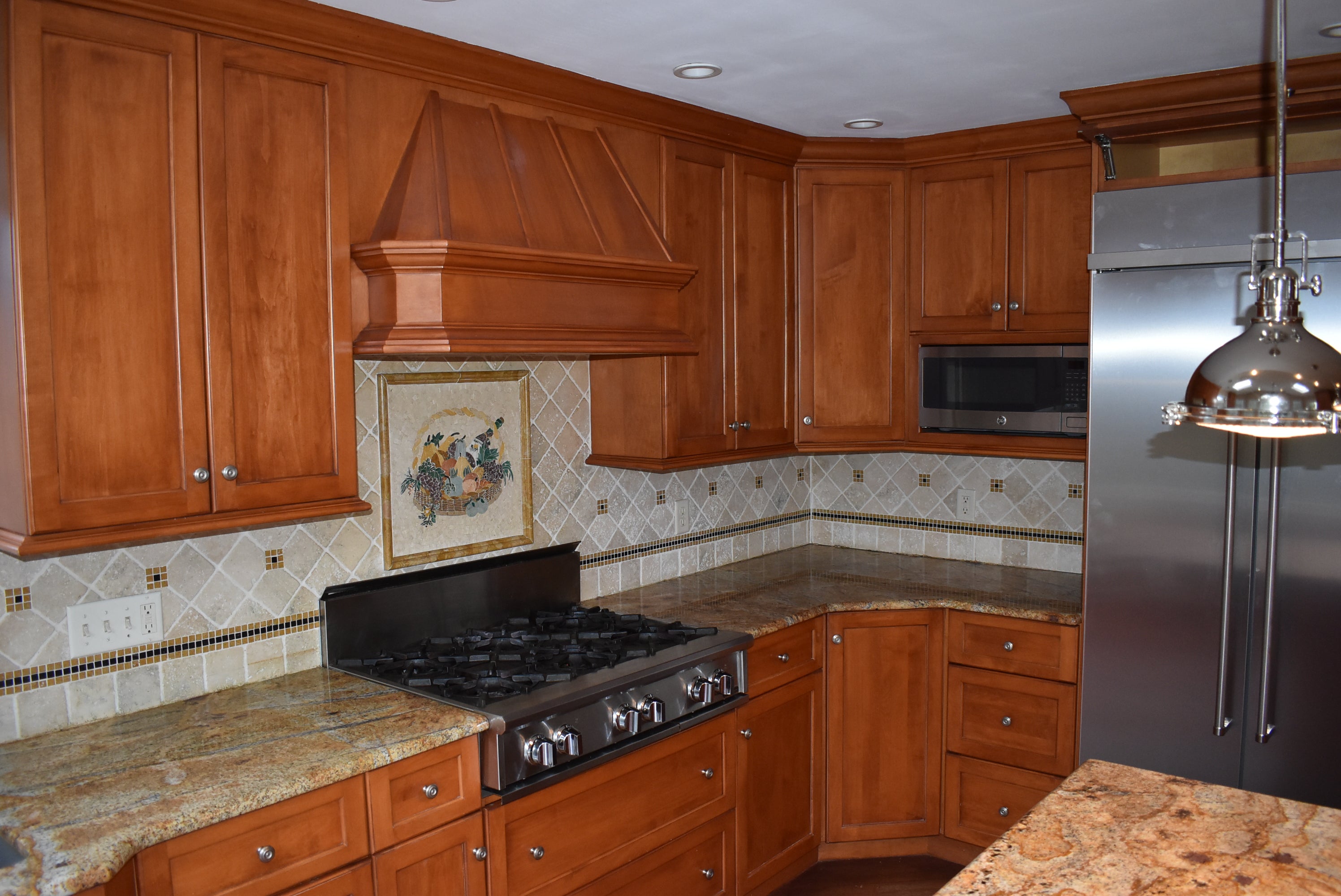 Christiana Cabinetry Strawberry Traditional Pre-Owned Kitchen