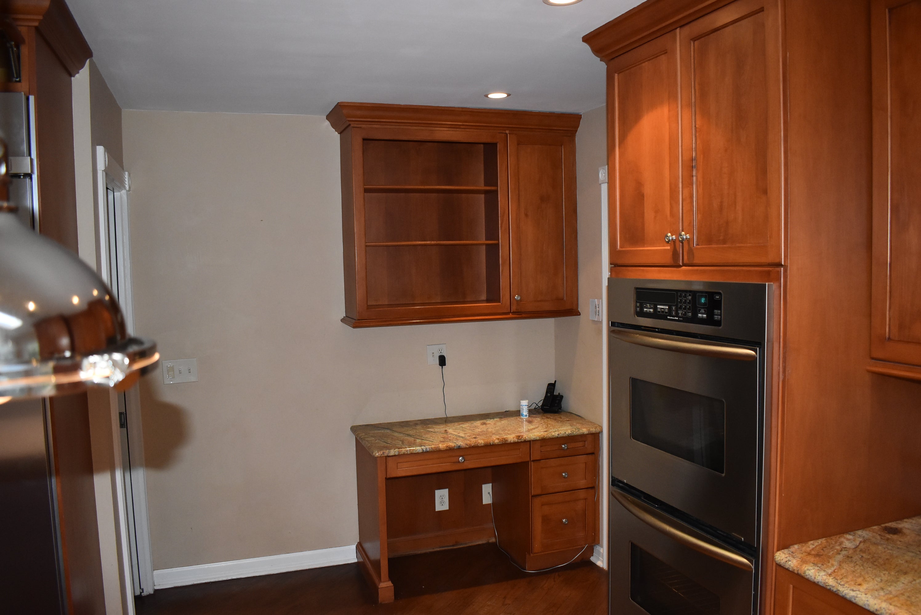 Christiana Cabinetry Strawberry Traditional Pre-Owned Kitchen