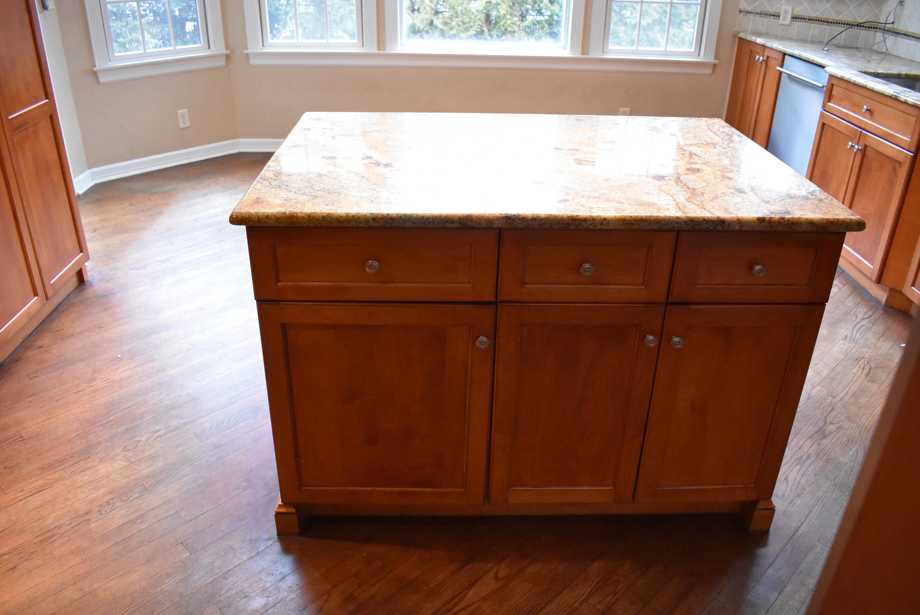 Christiana Cabinetry Strawberry Traditional Pre-Owned Kitchen