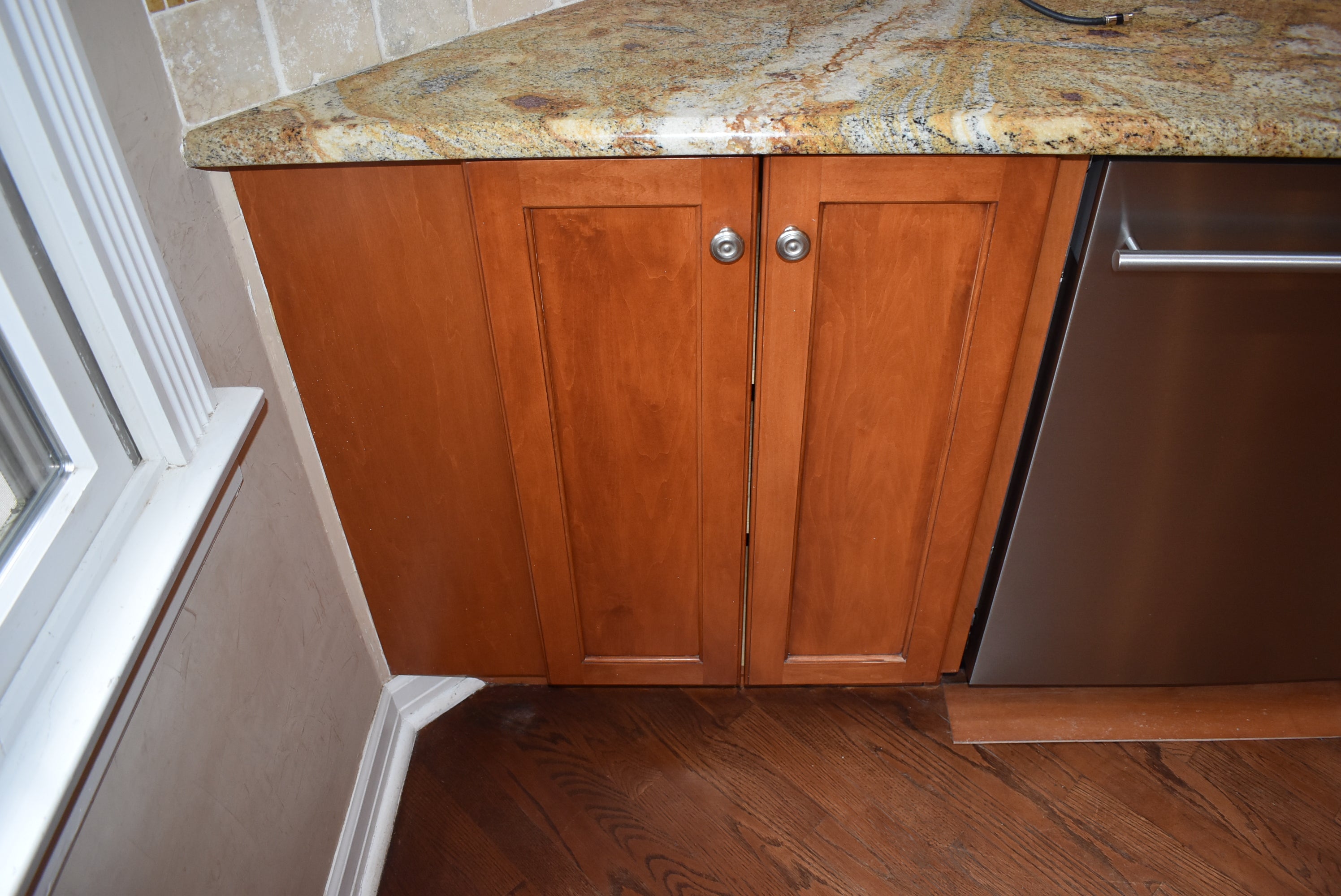 Christiana Cabinetry Strawberry Traditional Pre-Owned Kitchen