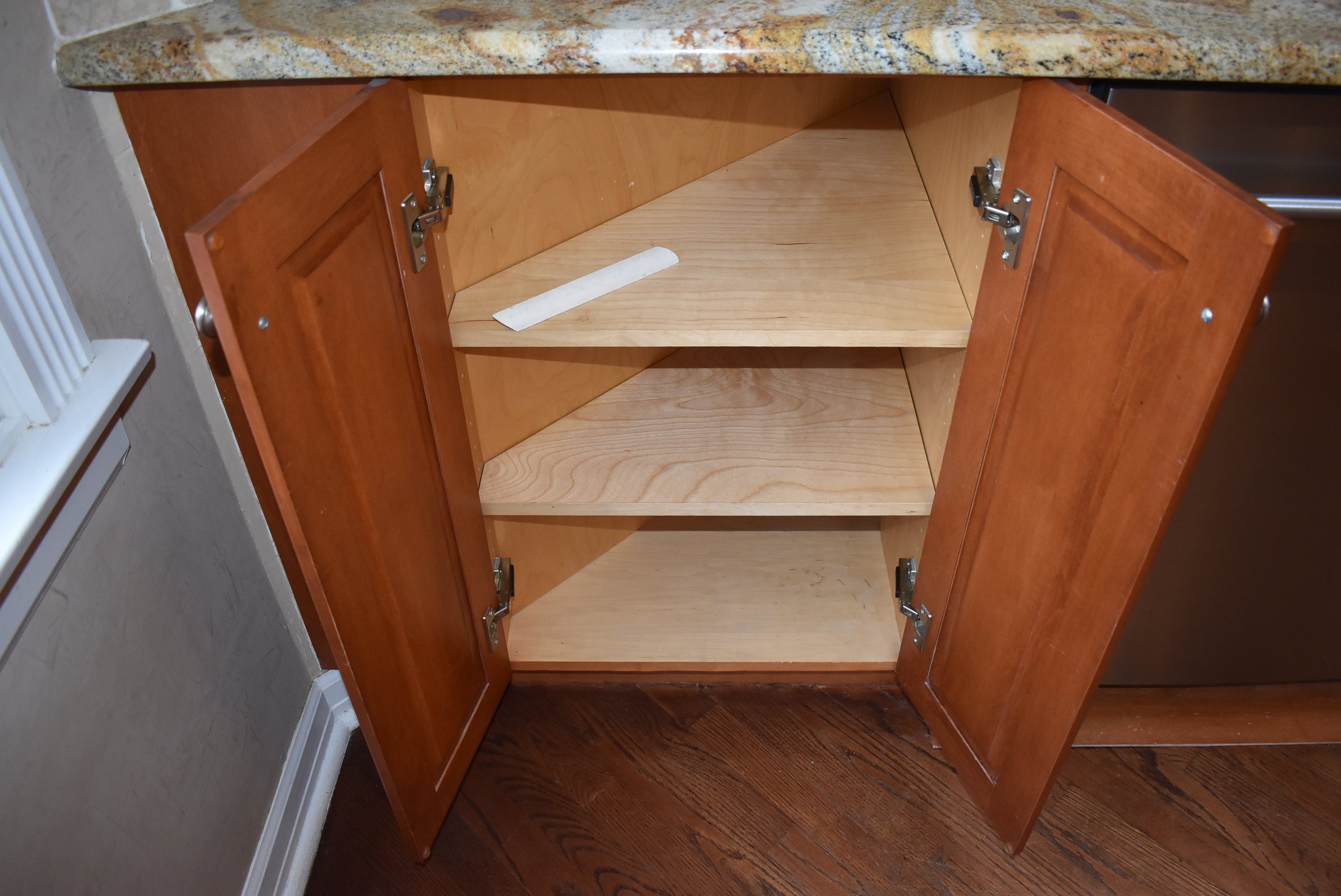 Christiana Cabinetry Strawberry Traditional Pre-Owned Kitchen