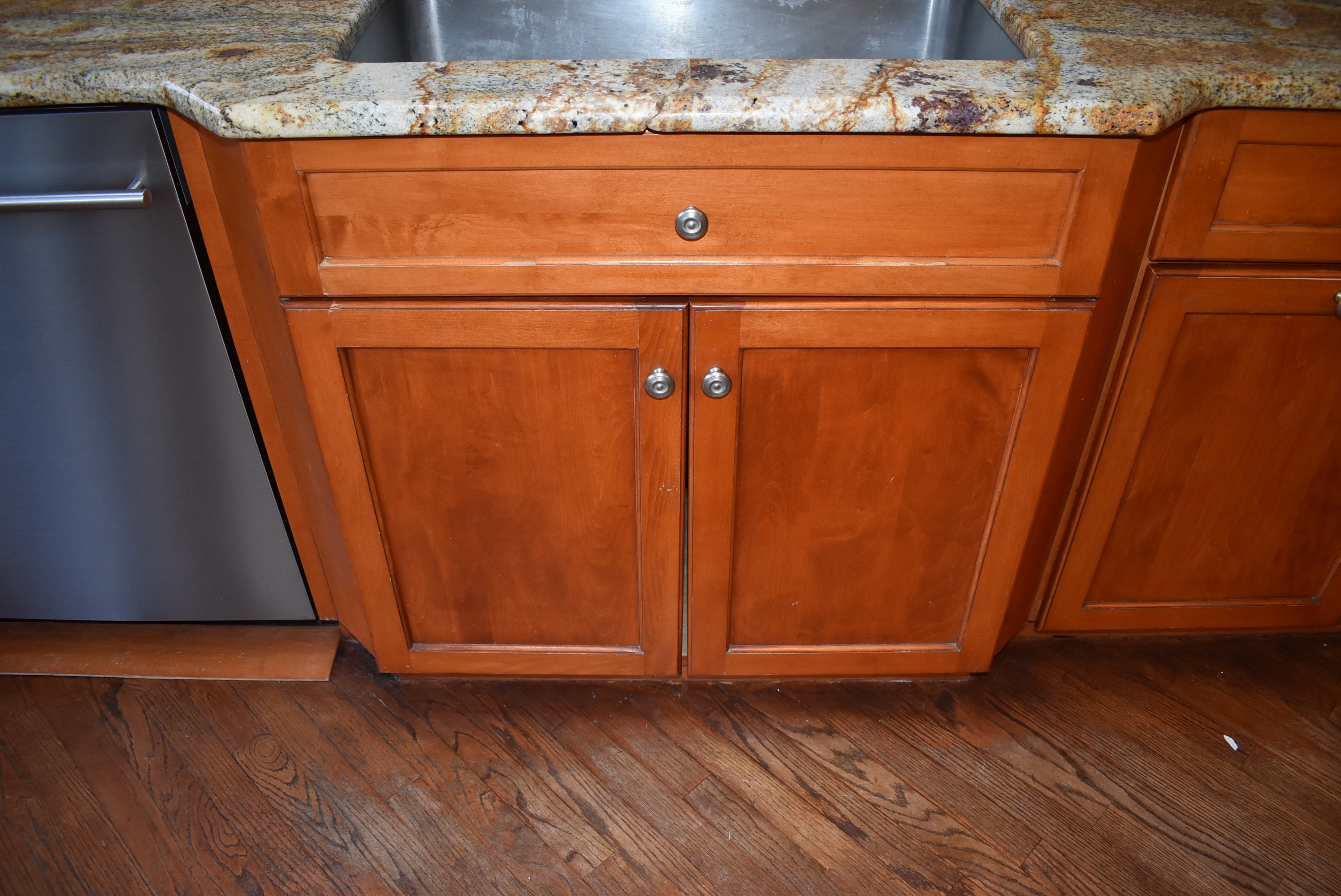 Christiana Cabinetry Strawberry Traditional Pre-Owned Kitchen