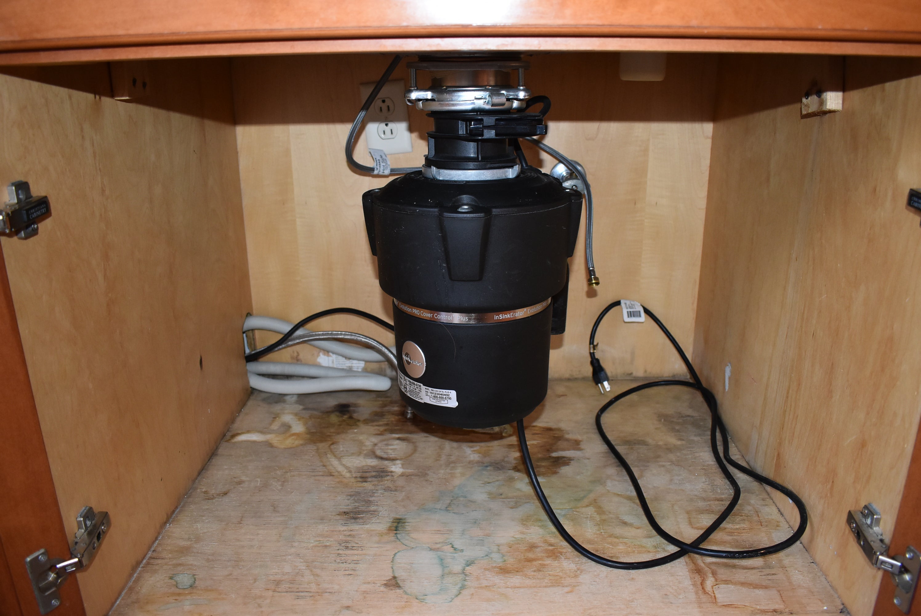 Christiana Cabinetry Strawberry Traditional Pre-Owned Kitchen