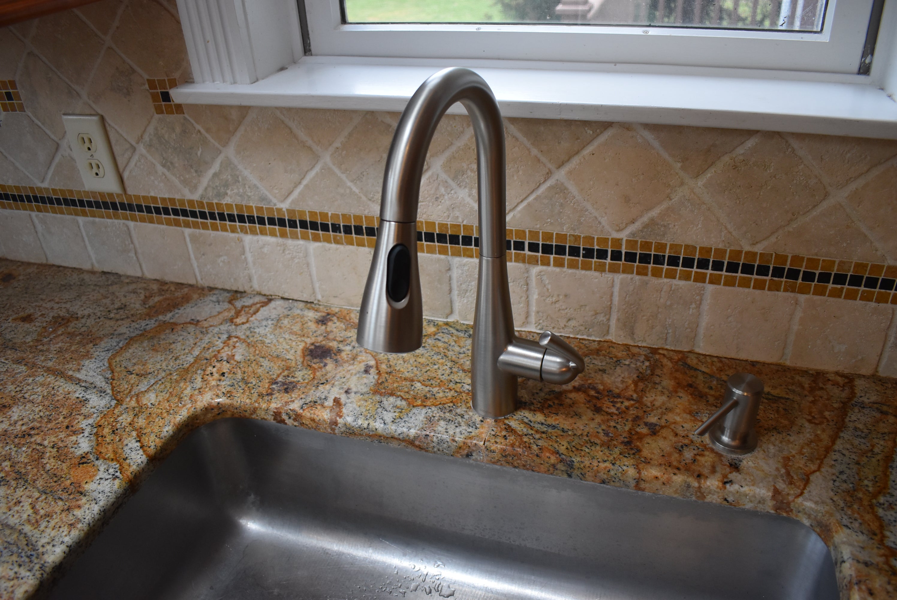 Christiana Cabinetry Strawberry Traditional Pre-Owned Kitchen