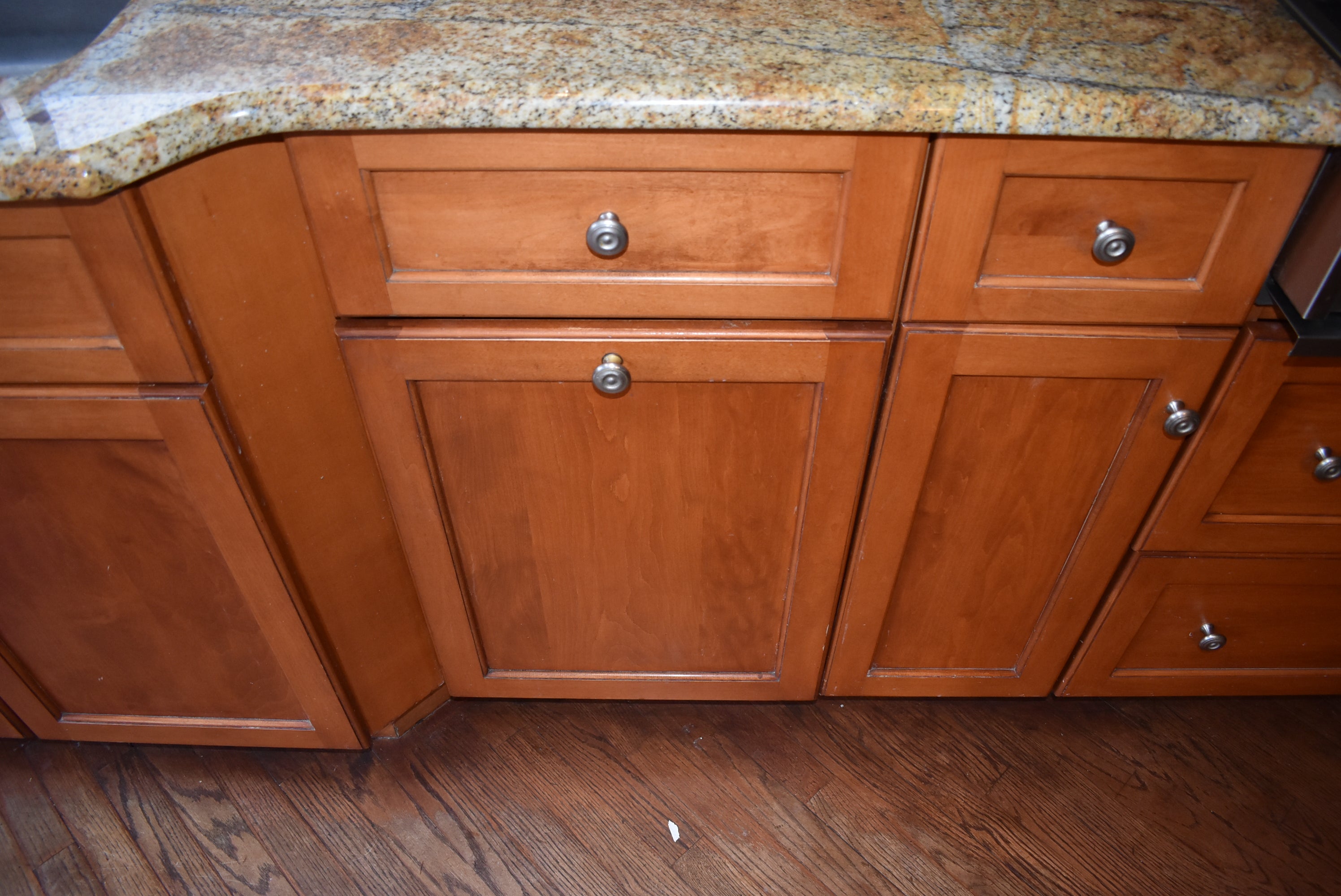 Christiana Cabinetry Strawberry Traditional Pre-Owned Kitchen