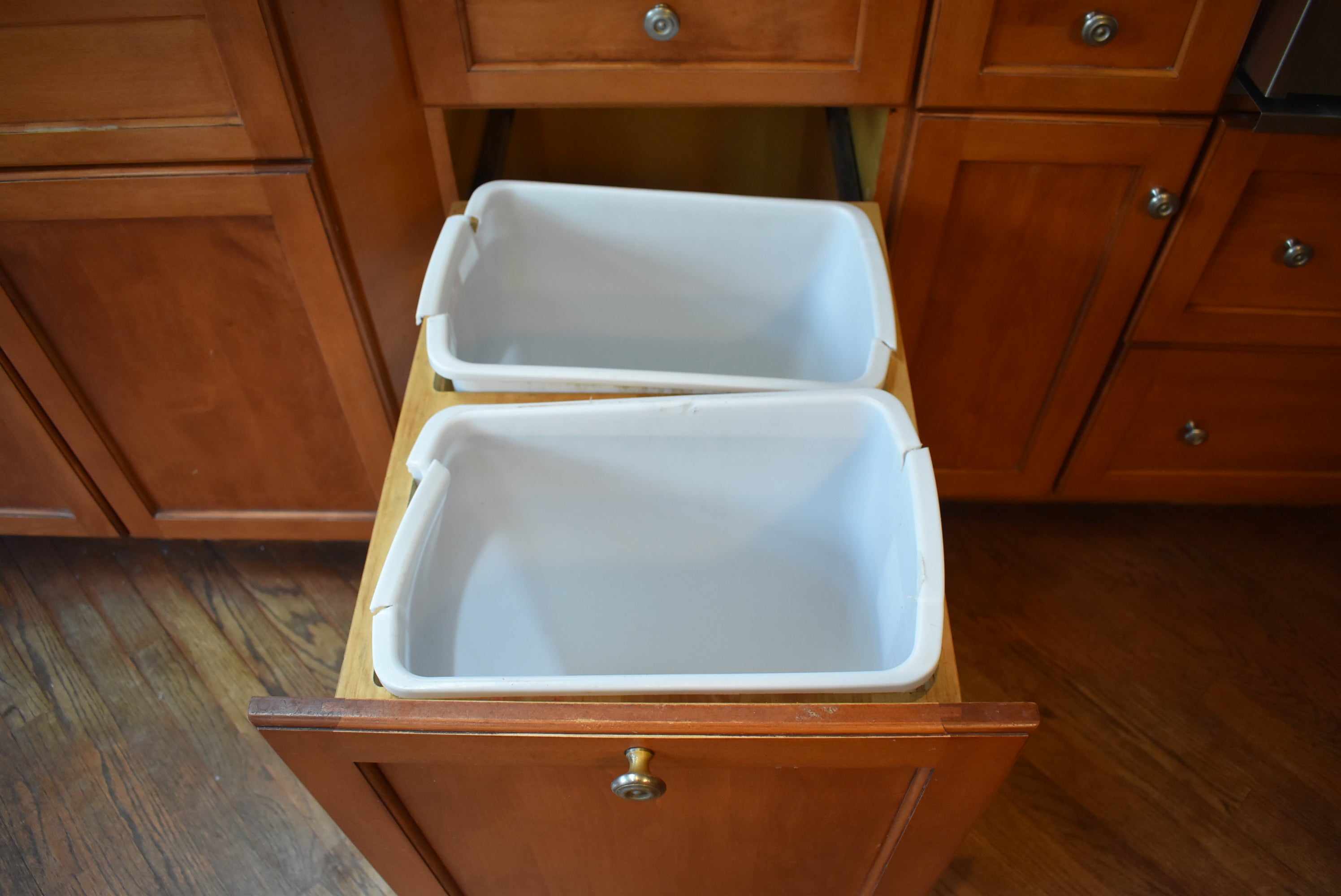 Christiana Cabinetry Strawberry Traditional Pre-Owned Kitchen