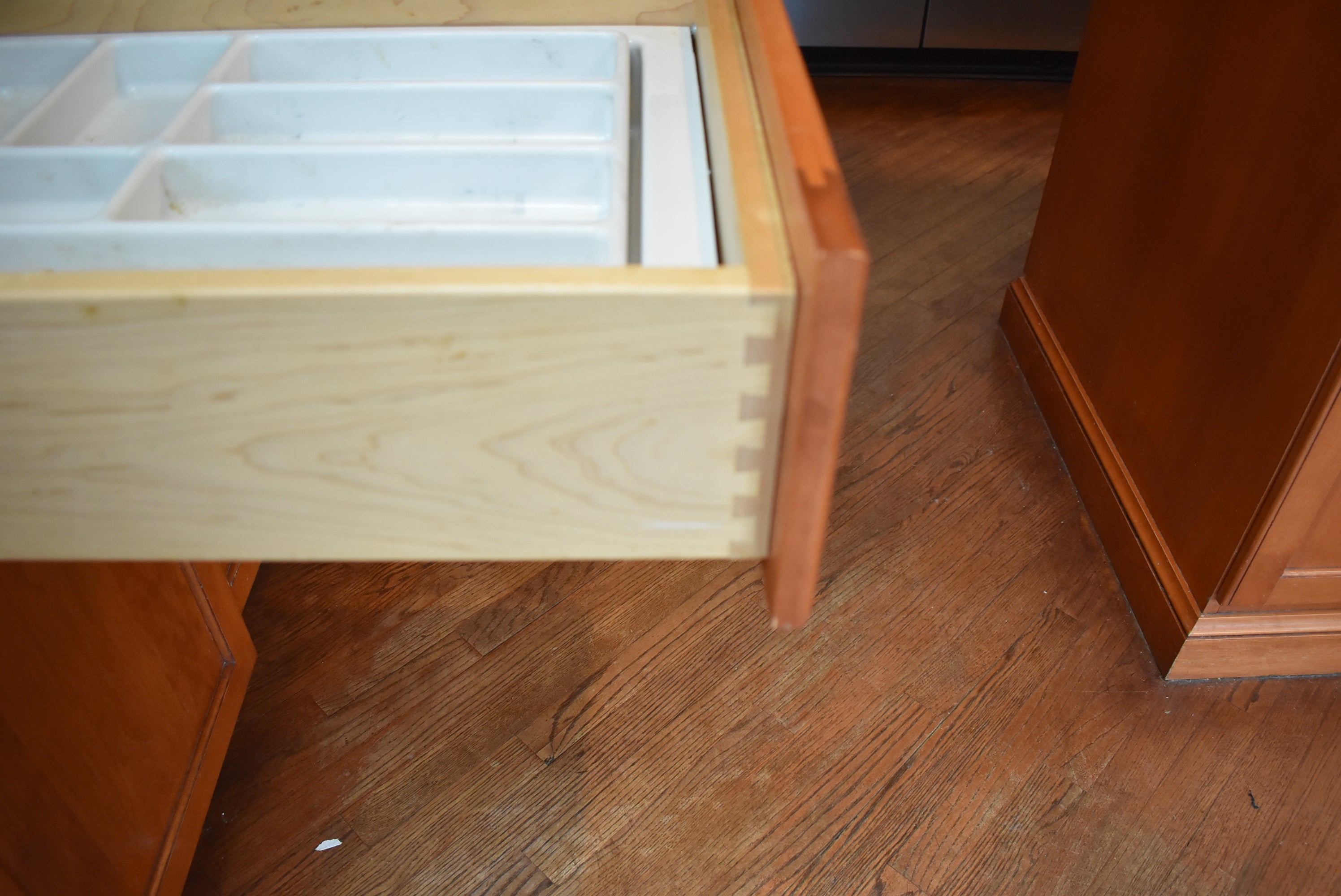 Christiana Cabinetry Strawberry Traditional Pre-Owned Kitchen