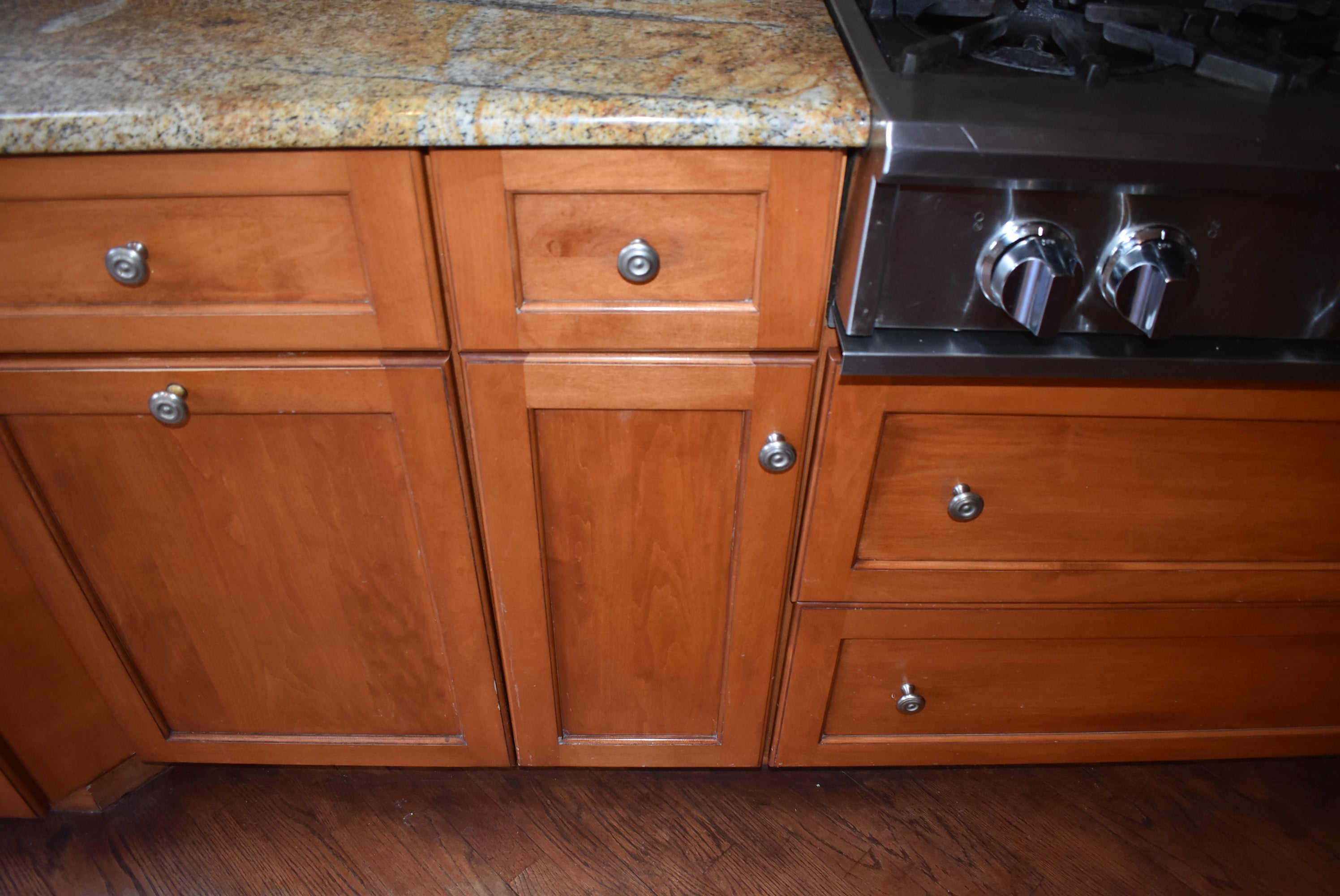 Christiana Cabinetry Strawberry Traditional Pre-Owned Kitchen