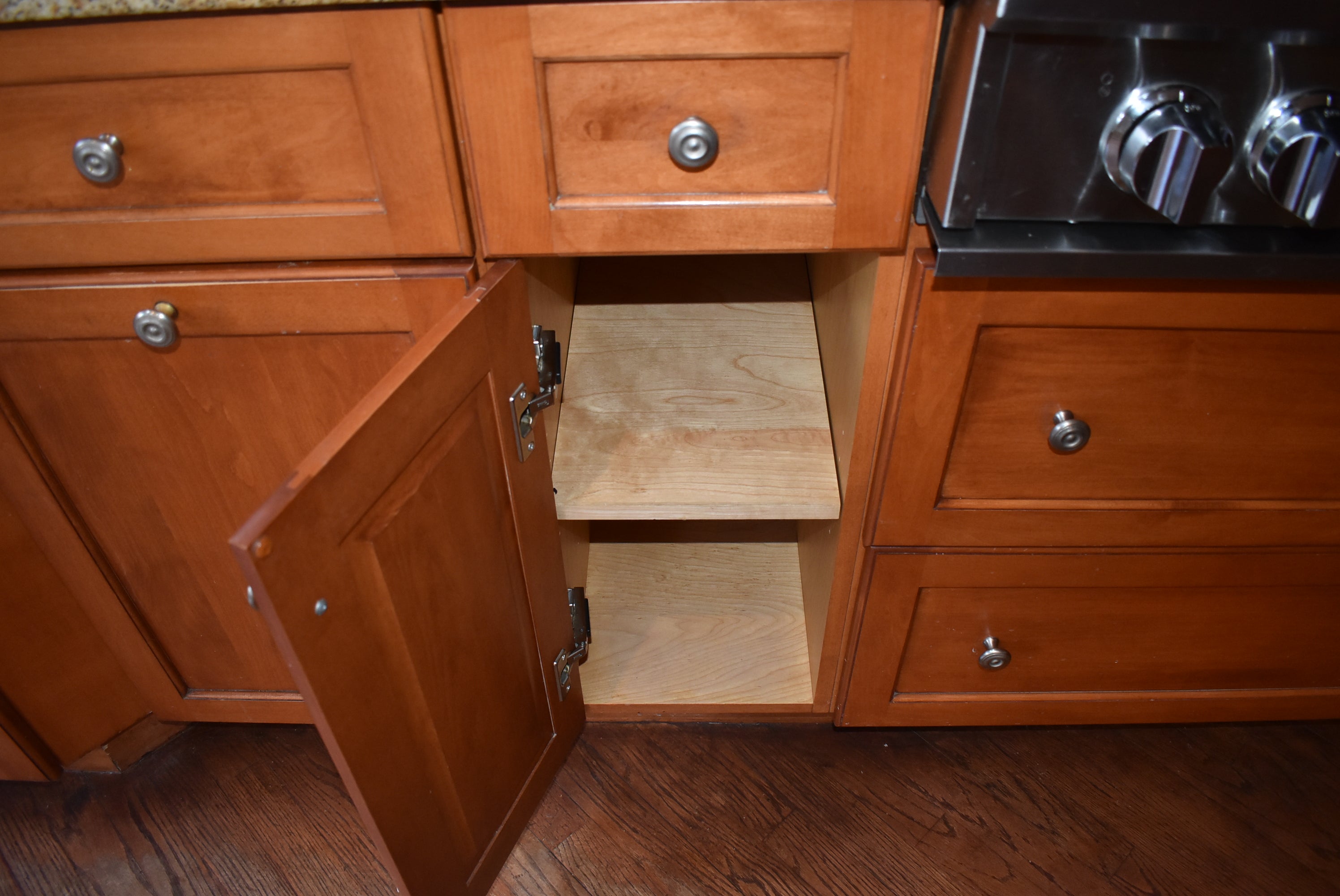 Christiana Cabinetry Strawberry Traditional Pre-Owned Kitchen