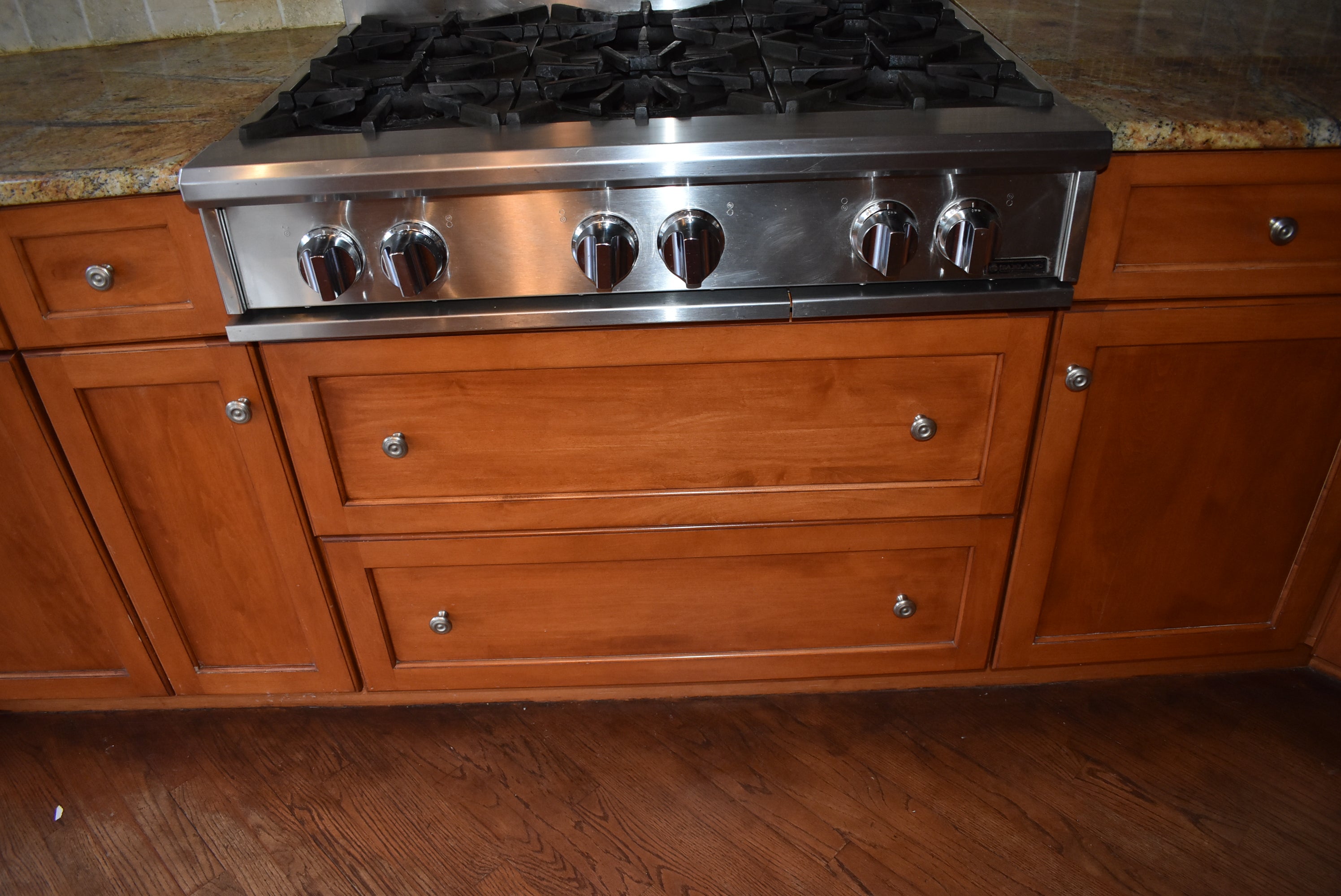 Christiana Cabinetry Strawberry Traditional Pre-Owned Kitchen