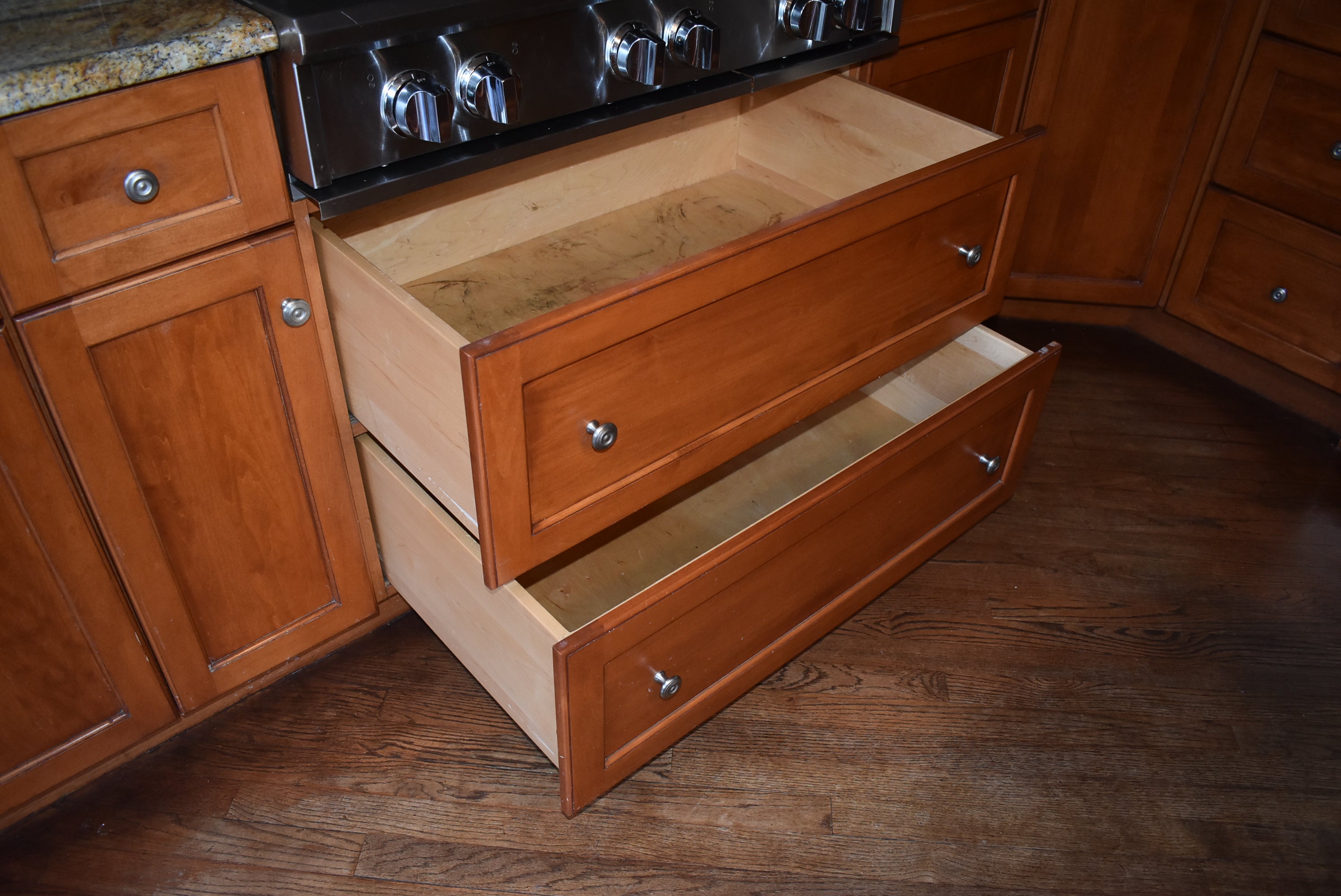 Christiana Cabinetry Strawberry Traditional Pre-Owned Kitchen