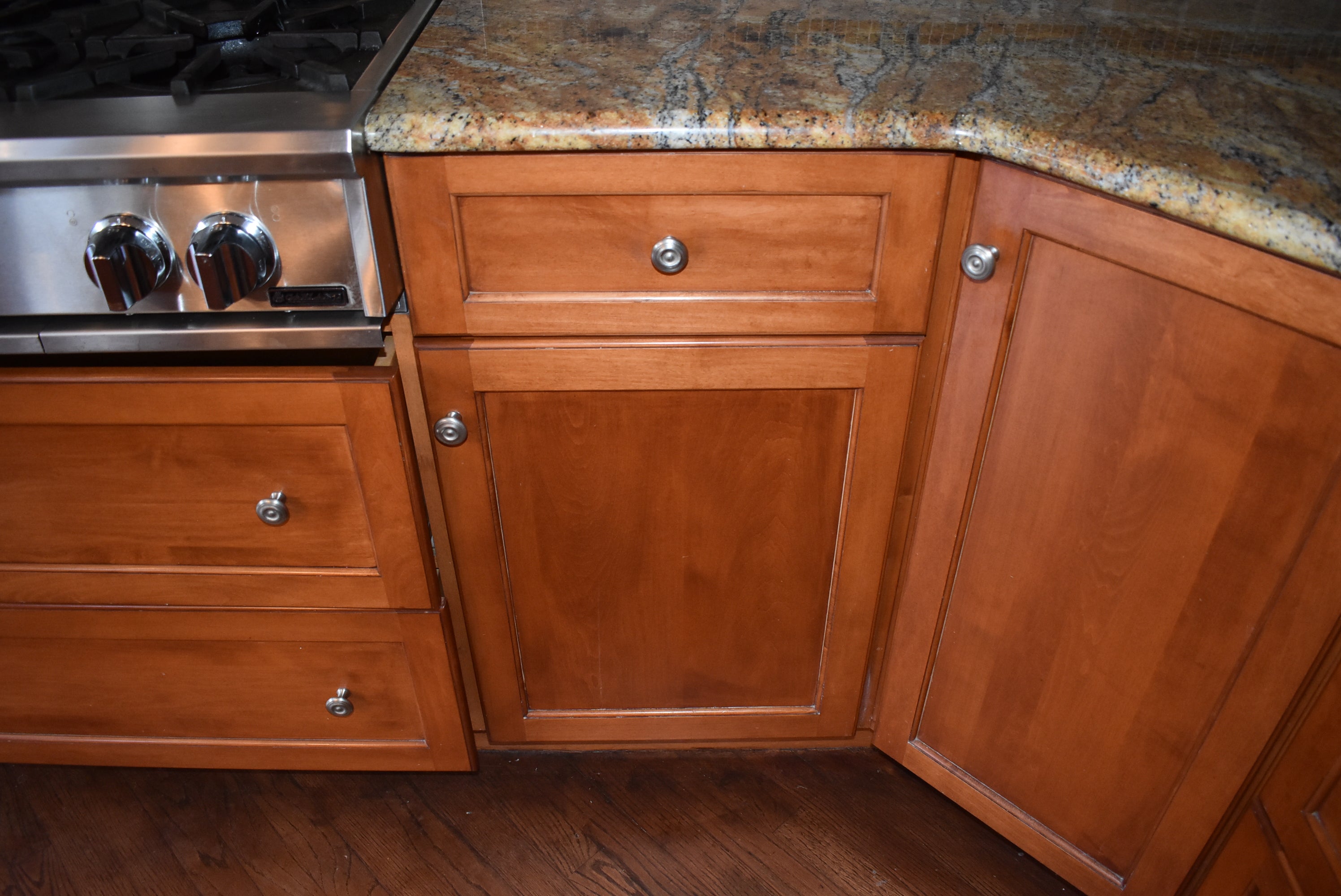 Christiana Cabinetry Strawberry Traditional Pre-Owned Kitchen