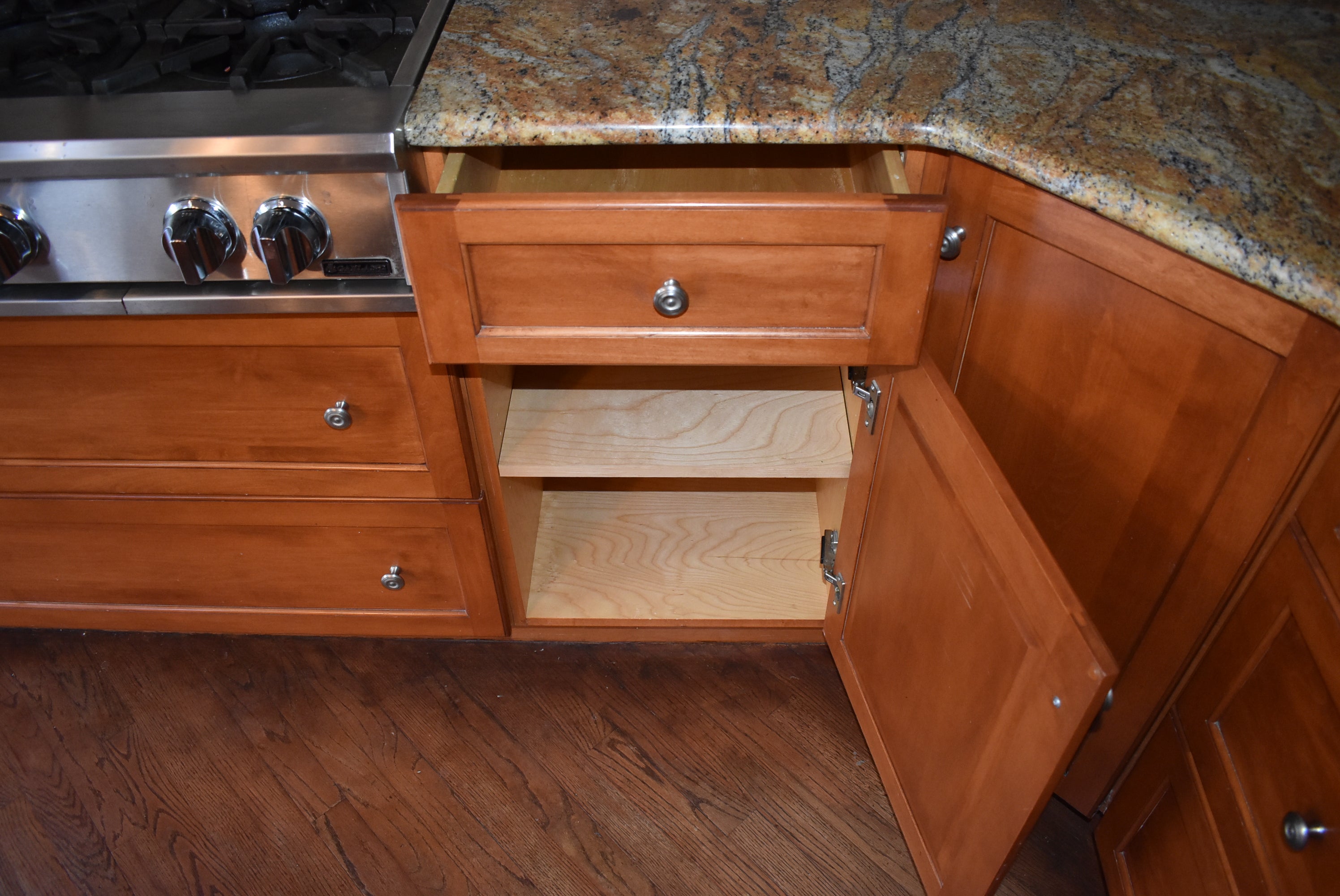 Christiana Cabinetry Strawberry Traditional Pre-Owned Kitchen