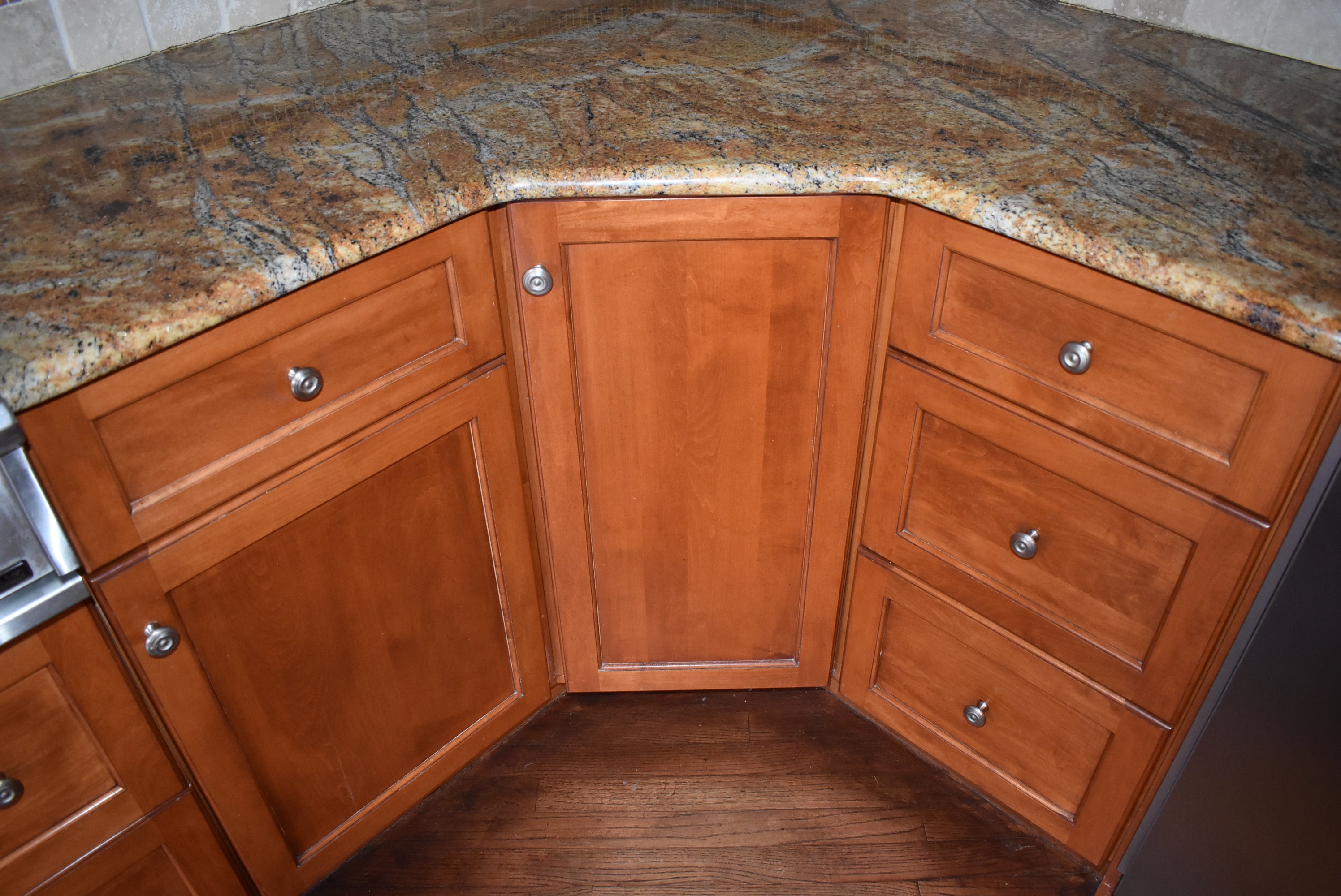 Christiana Cabinetry Strawberry Traditional Pre-Owned Kitchen