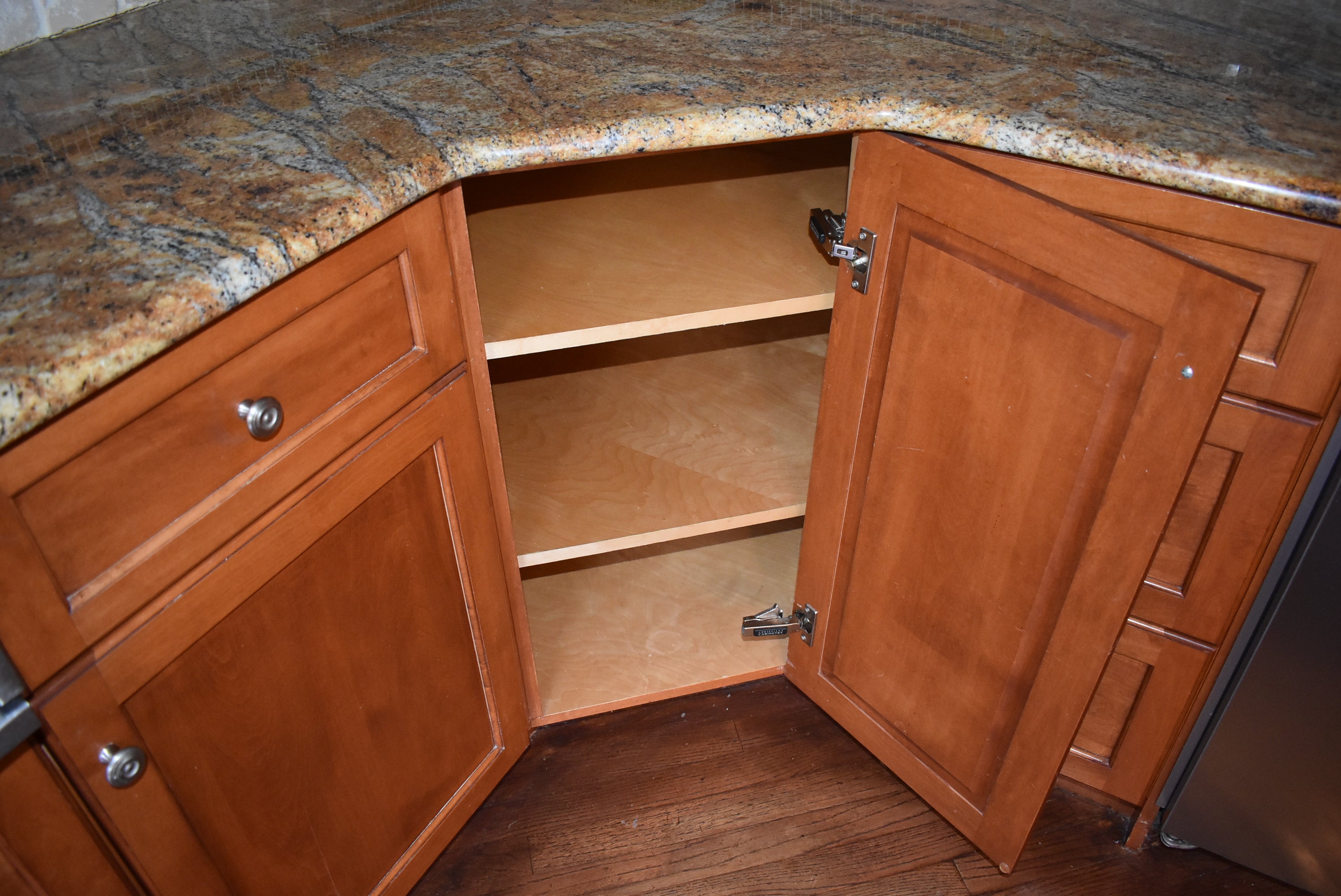 Christiana Cabinetry Strawberry Traditional Pre-Owned Kitchen