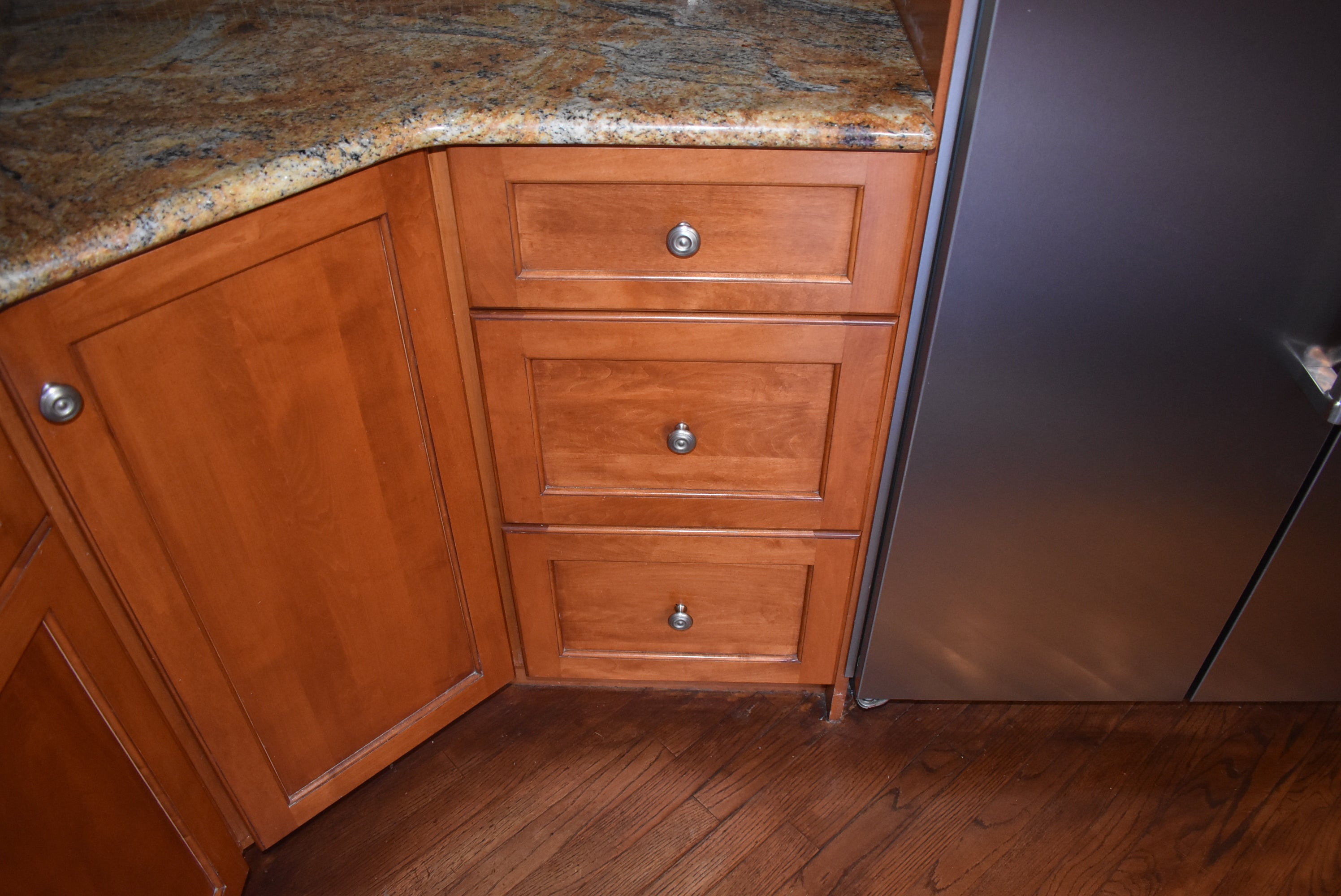 Christiana Cabinetry Strawberry Traditional Pre-Owned Kitchen