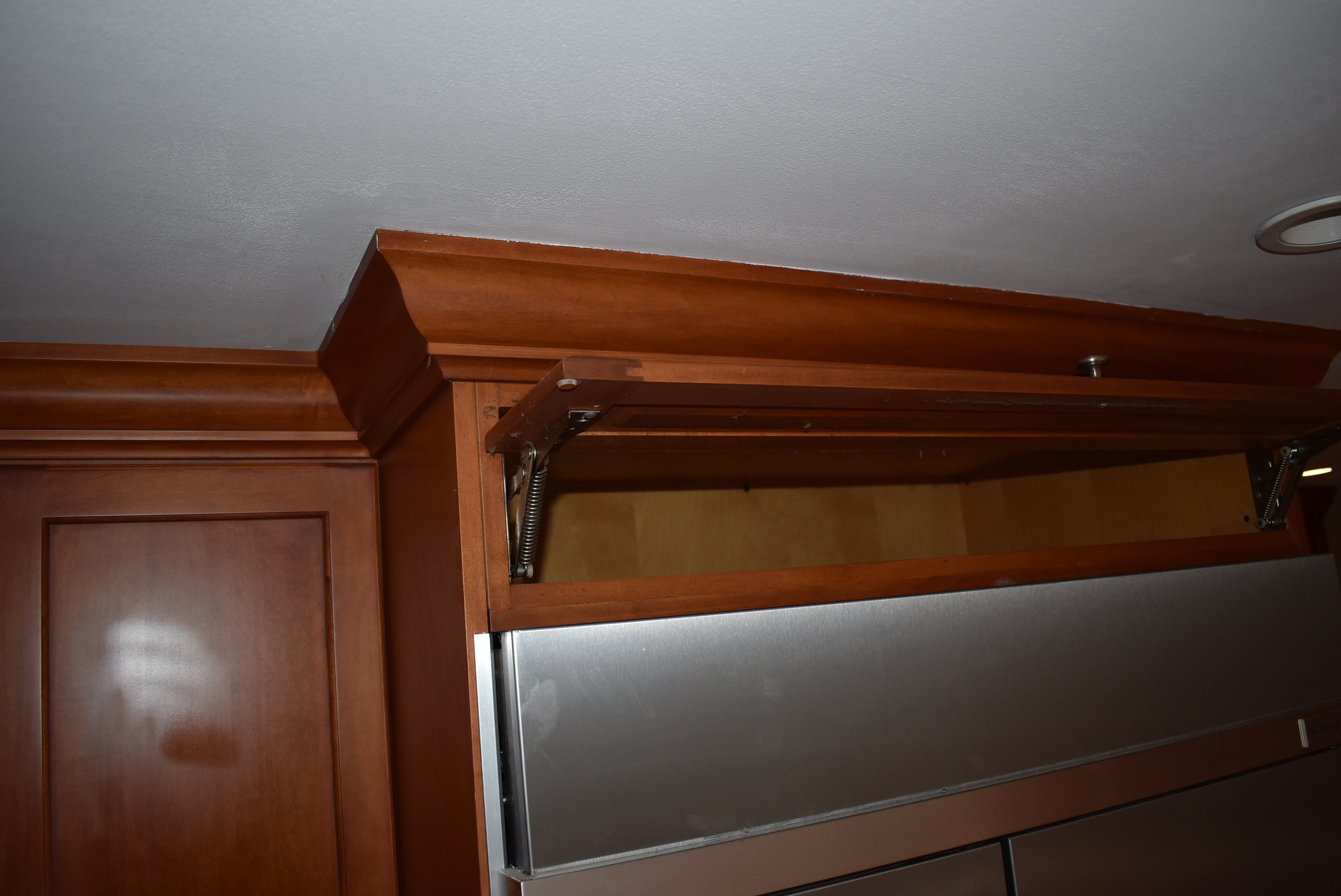 Christiana Cabinetry Strawberry Traditional Pre-Owned Kitchen