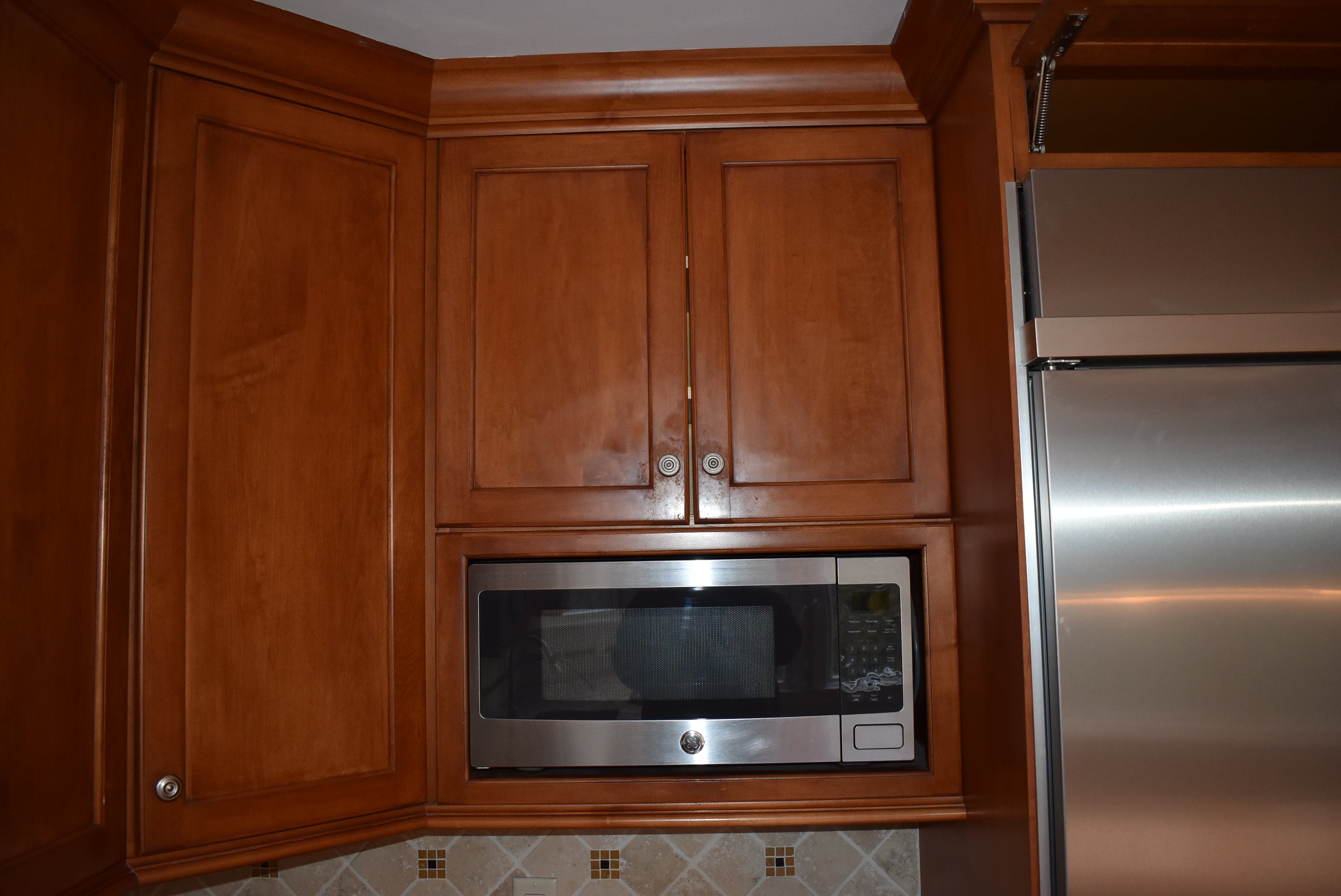 Christiana Cabinetry Strawberry Traditional Pre-Owned Kitchen