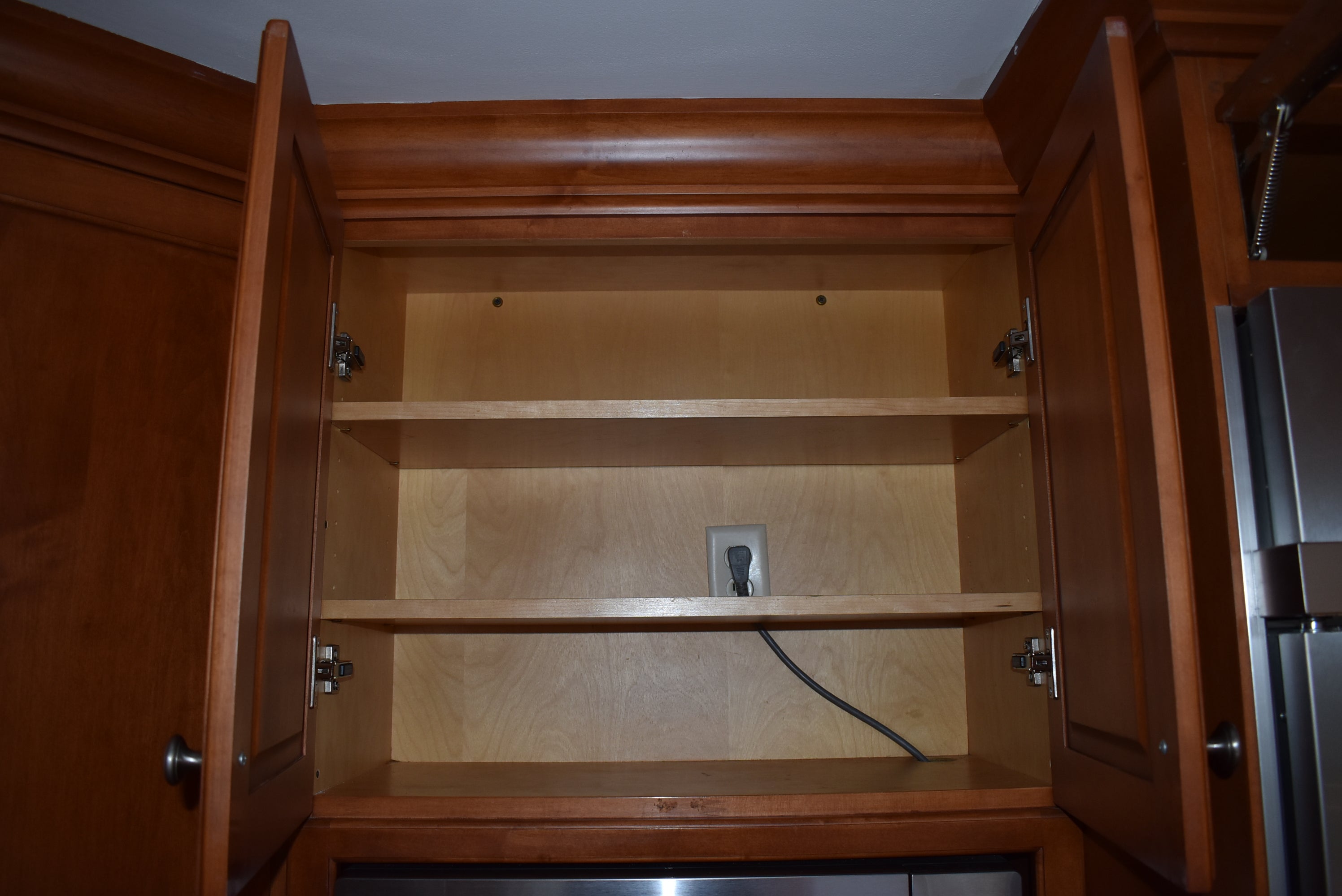 Christiana Cabinetry Strawberry Traditional Pre-Owned Kitchen