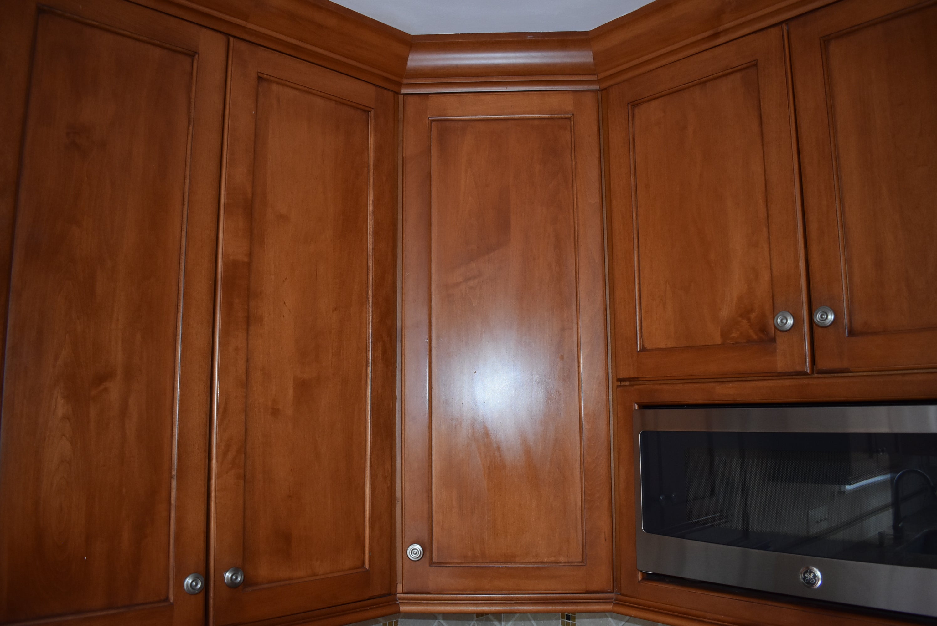 Christiana Cabinetry Strawberry Traditional Pre-Owned Kitchen