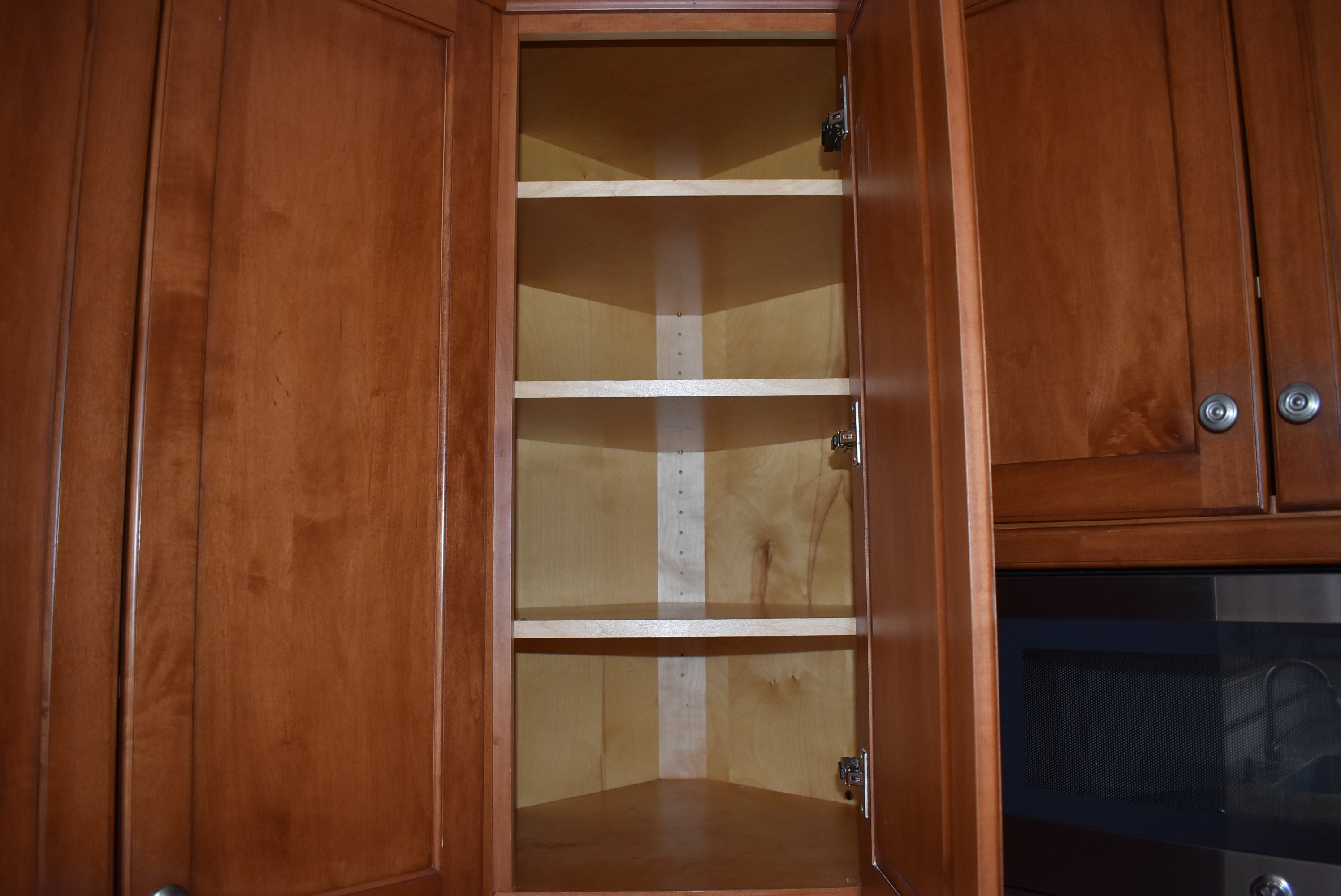 Christiana Cabinetry Strawberry Traditional Pre-Owned Kitchen