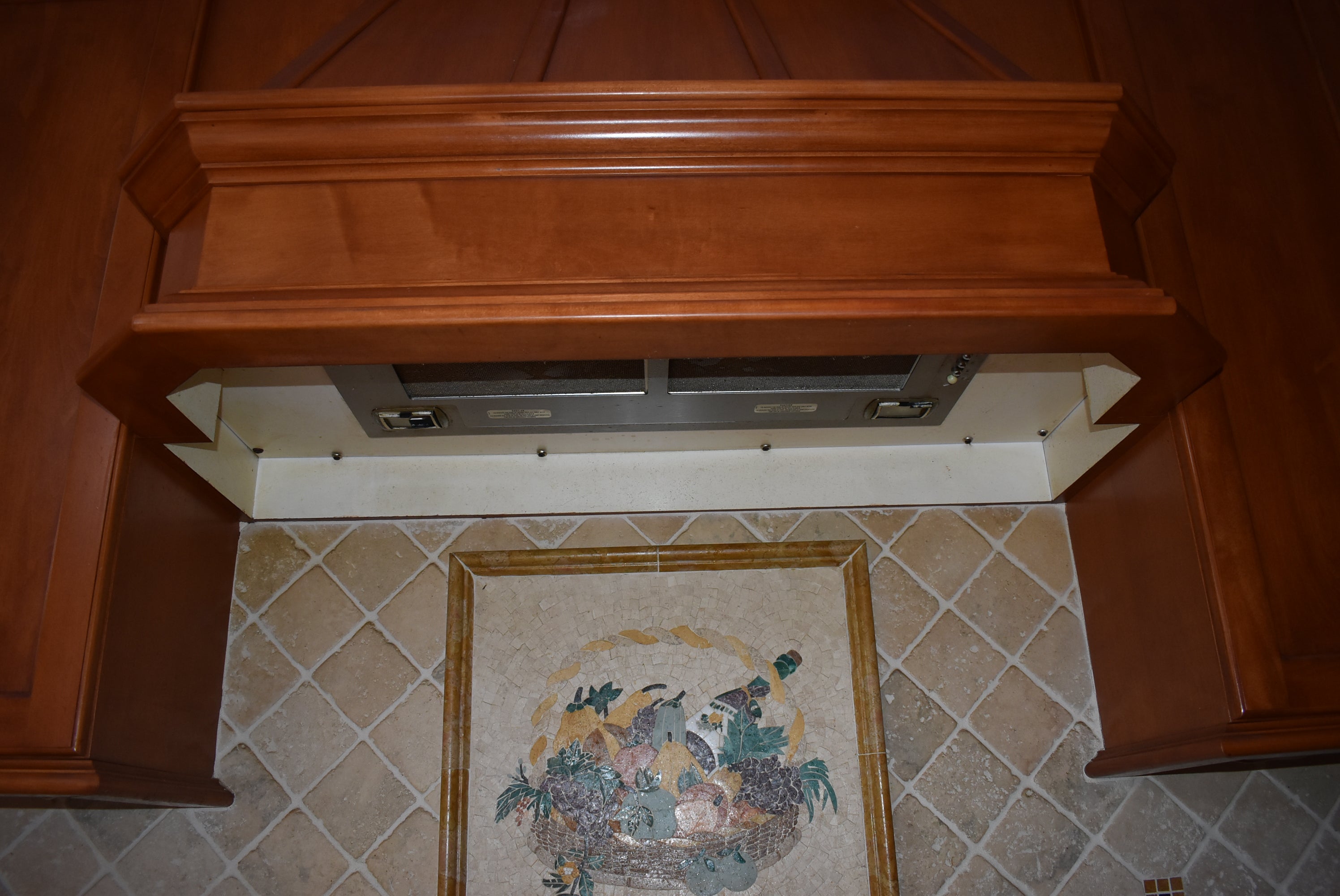 Christiana Cabinetry Strawberry Traditional Pre-Owned Kitchen