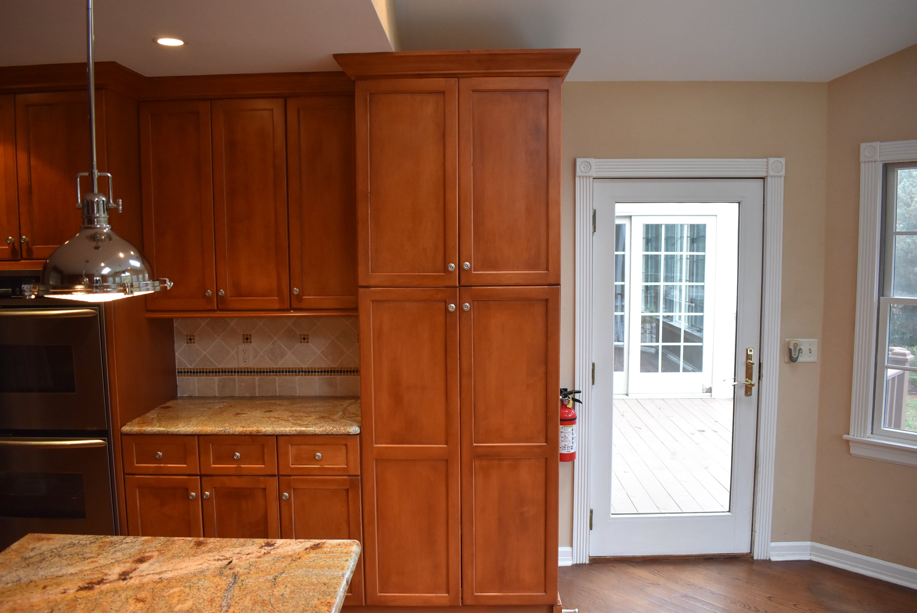 Christiana Cabinetry Strawberry Traditional Pre-Owned Kitchen