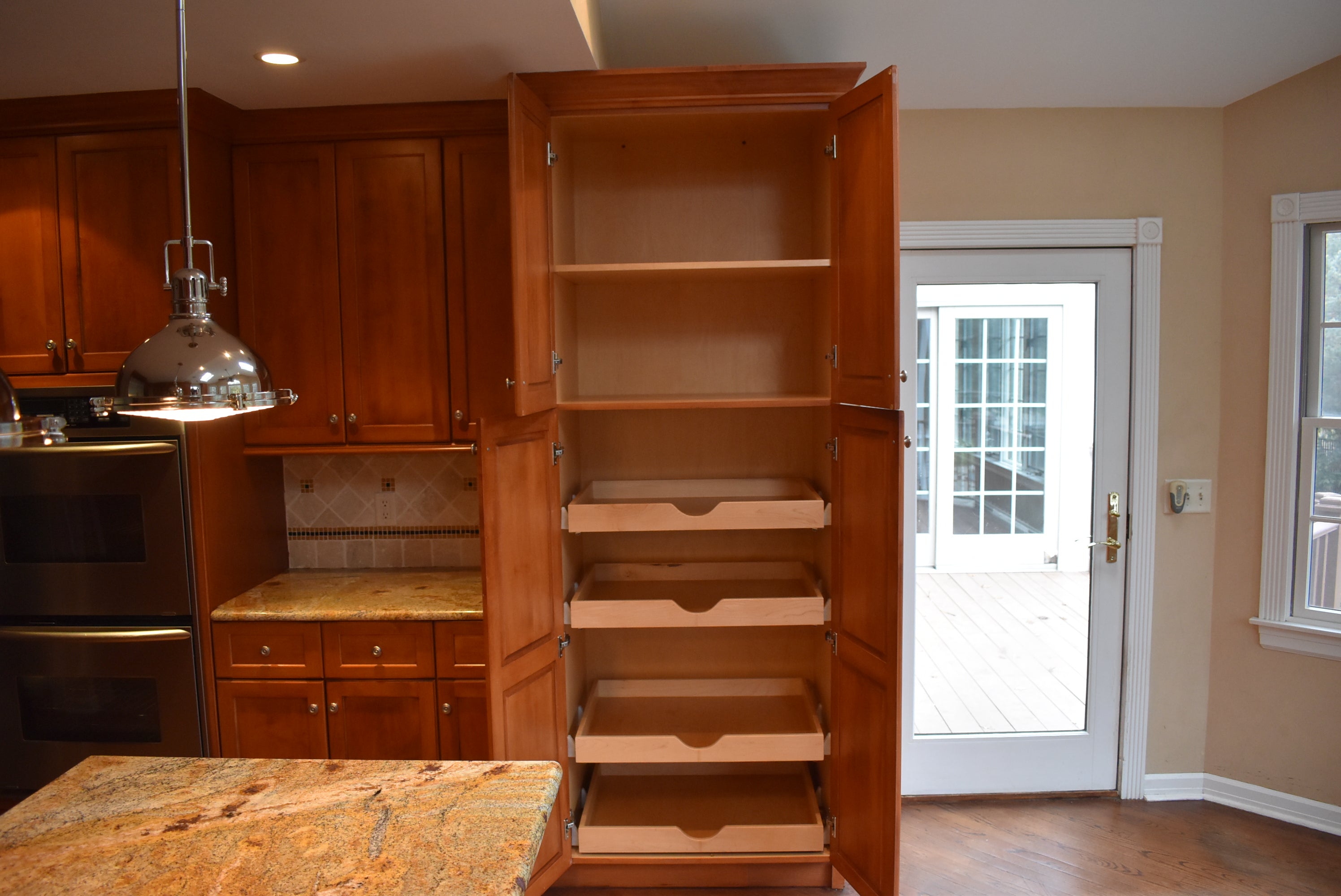 Christiana Cabinetry Strawberry Traditional Pre-Owned Kitchen