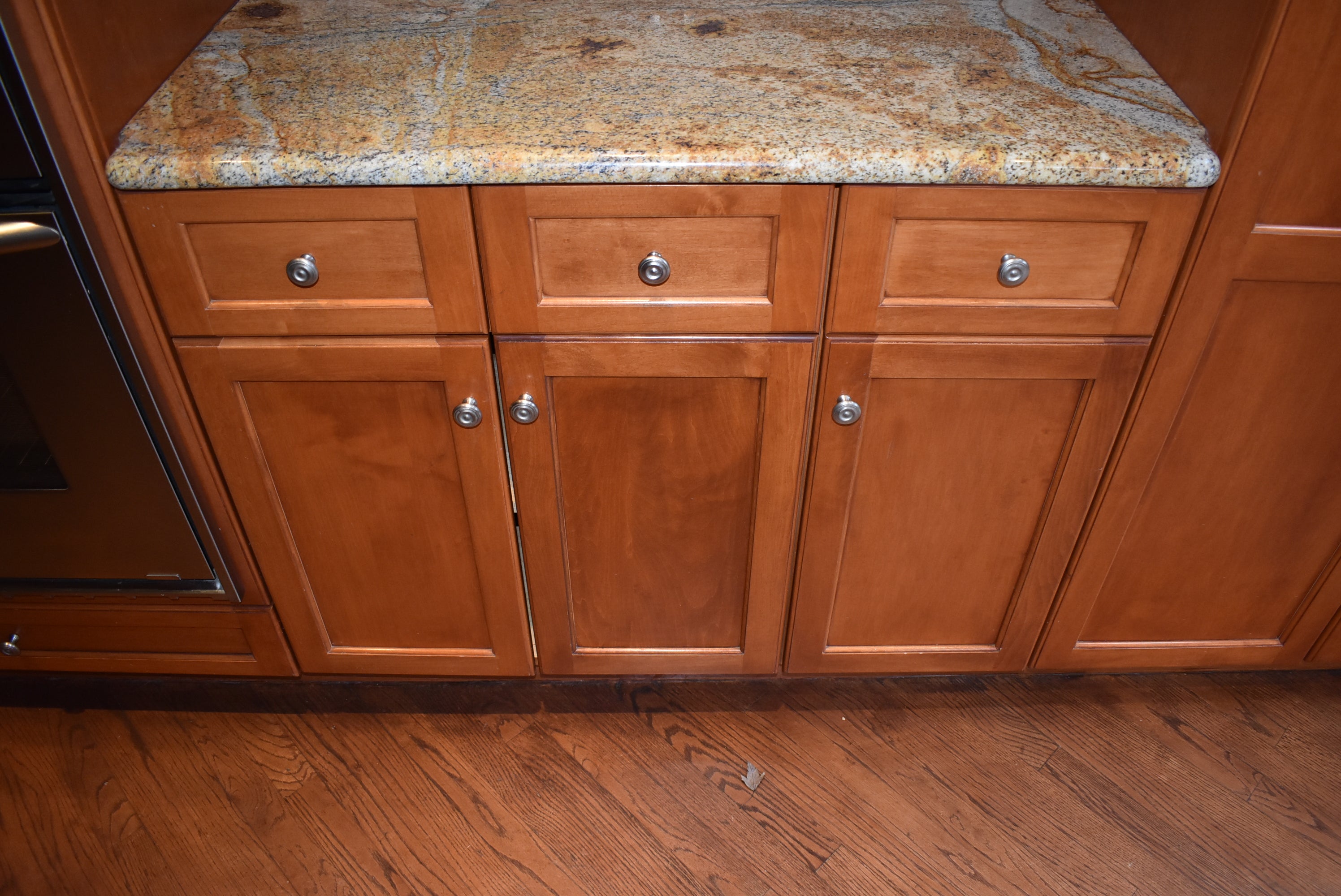 Christiana Cabinetry Strawberry Traditional Pre-Owned Kitchen