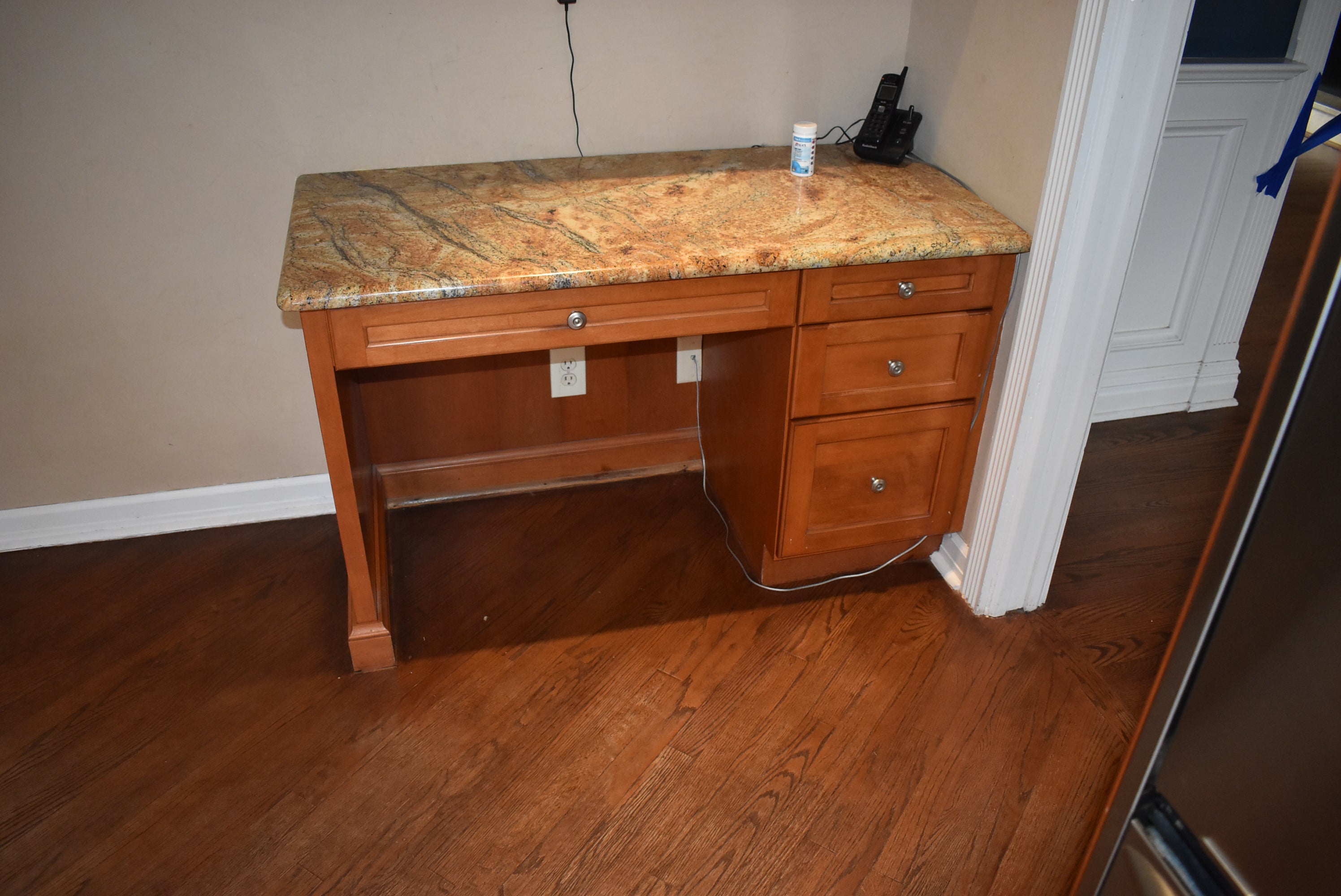 Christiana Cabinetry Strawberry Traditional Pre-Owned Kitchen