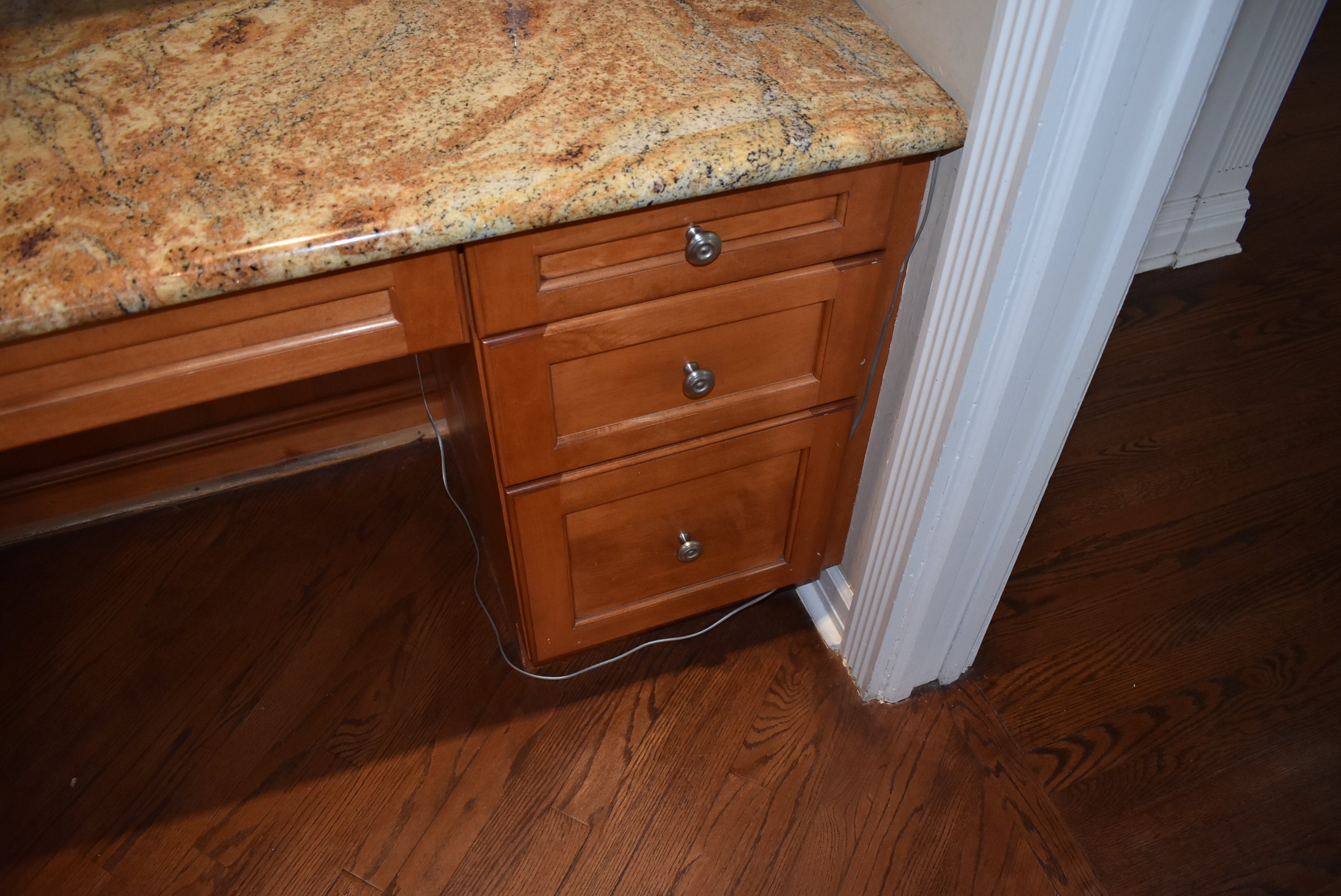 Christiana Cabinetry Strawberry Traditional Pre-Owned Kitchen