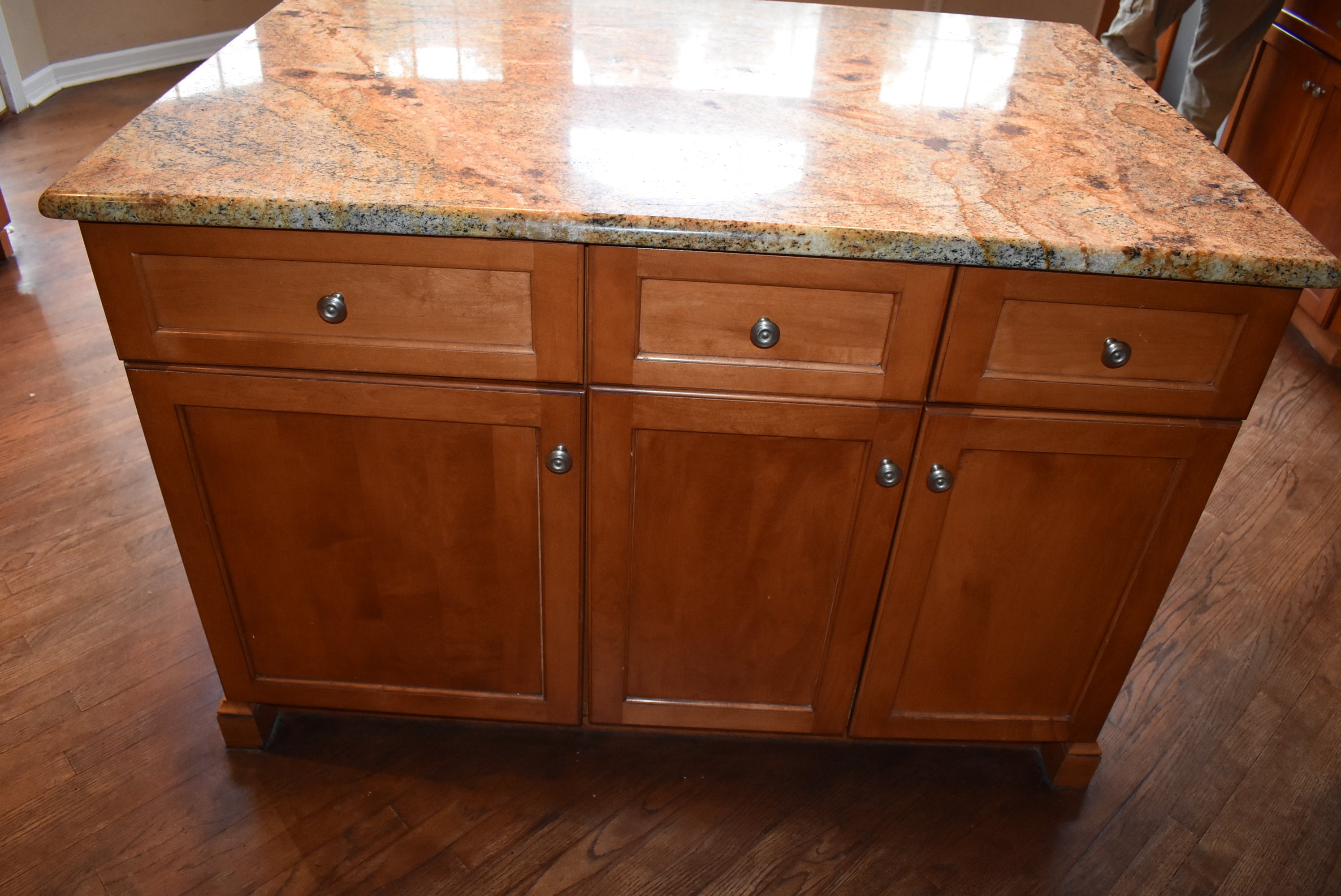 Christiana Cabinetry Strawberry Traditional Pre-Owned Kitchen