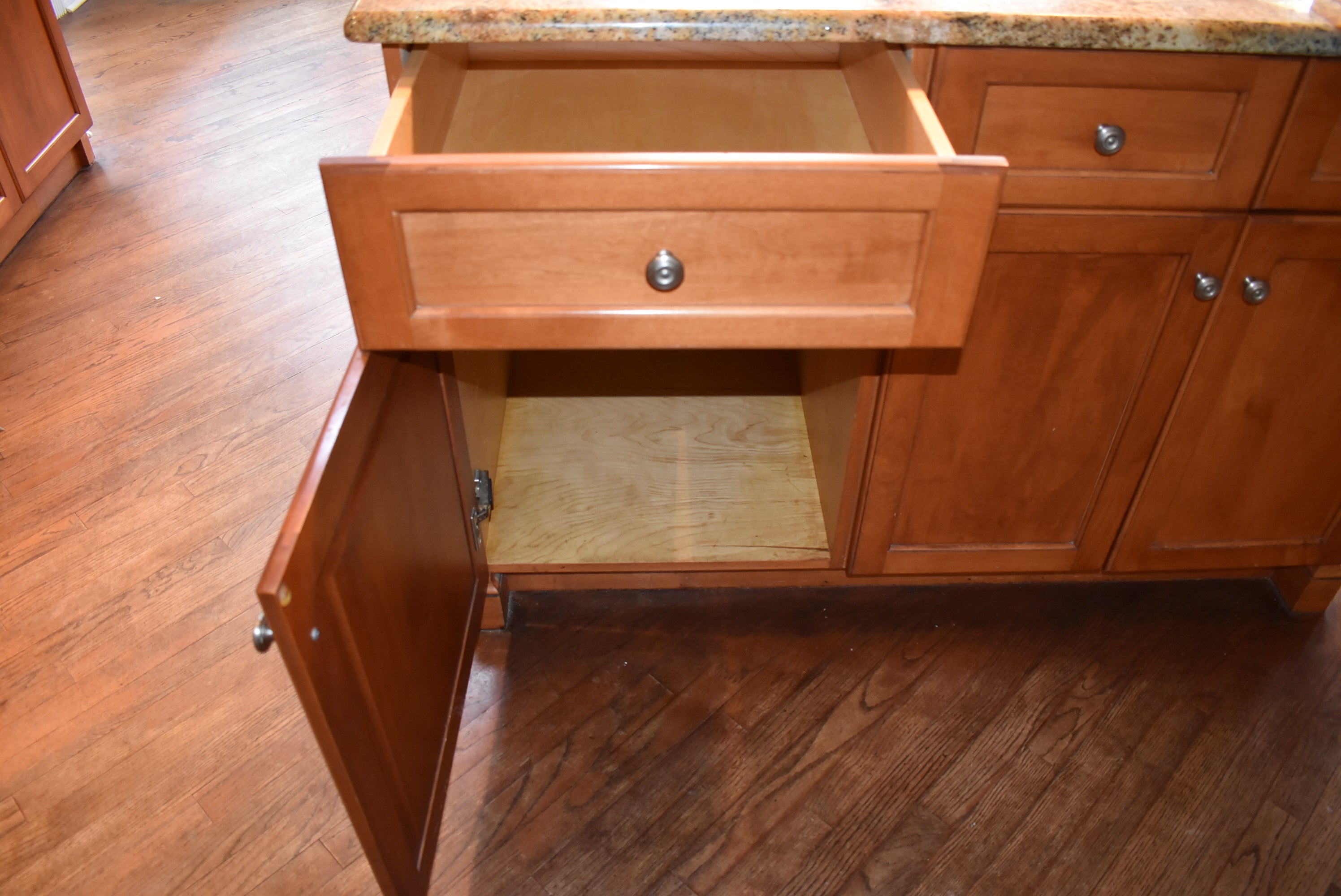 Christiana Cabinetry Strawberry Traditional Pre-Owned Kitchen