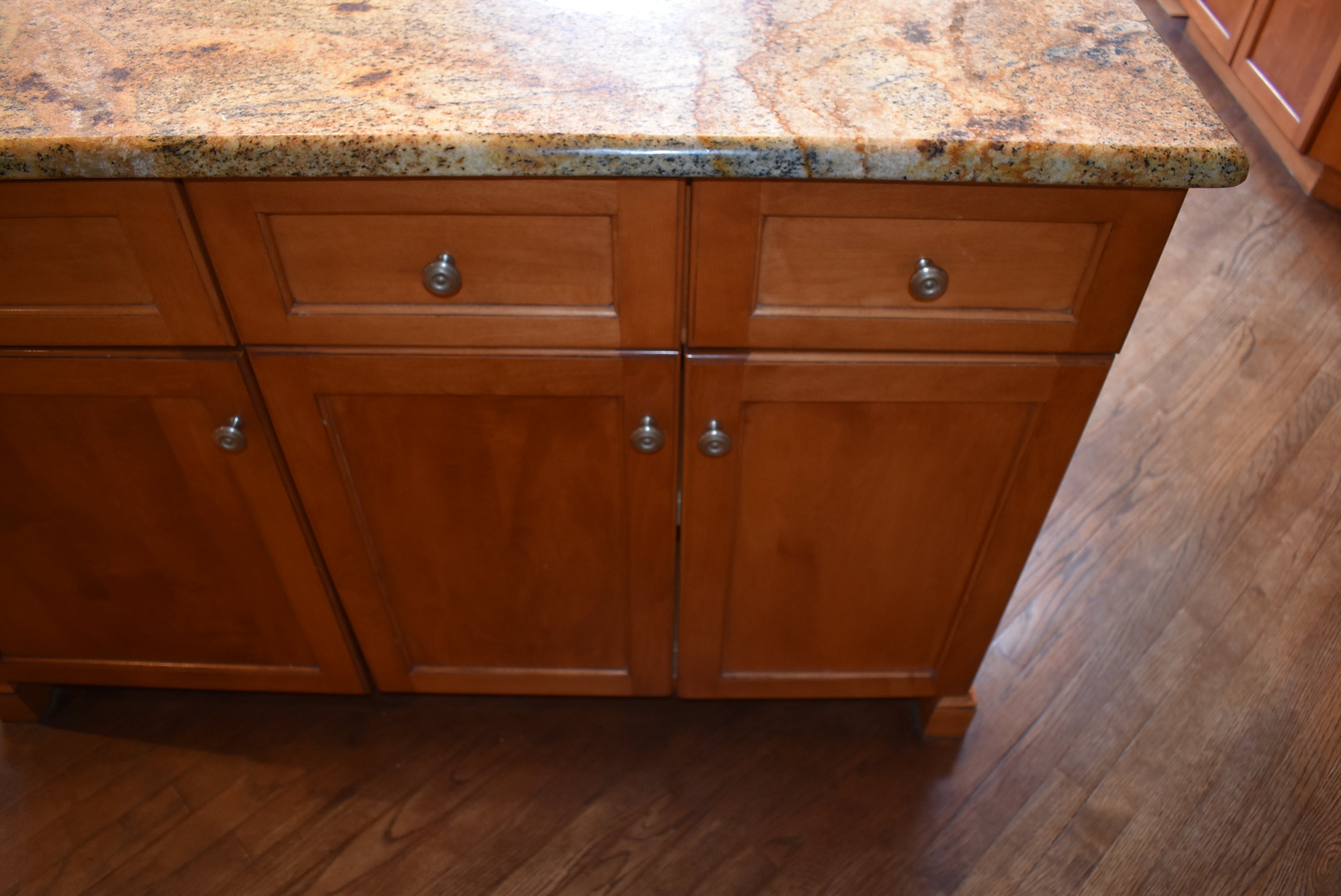 Christiana Cabinetry Strawberry Traditional Pre-Owned Kitchen