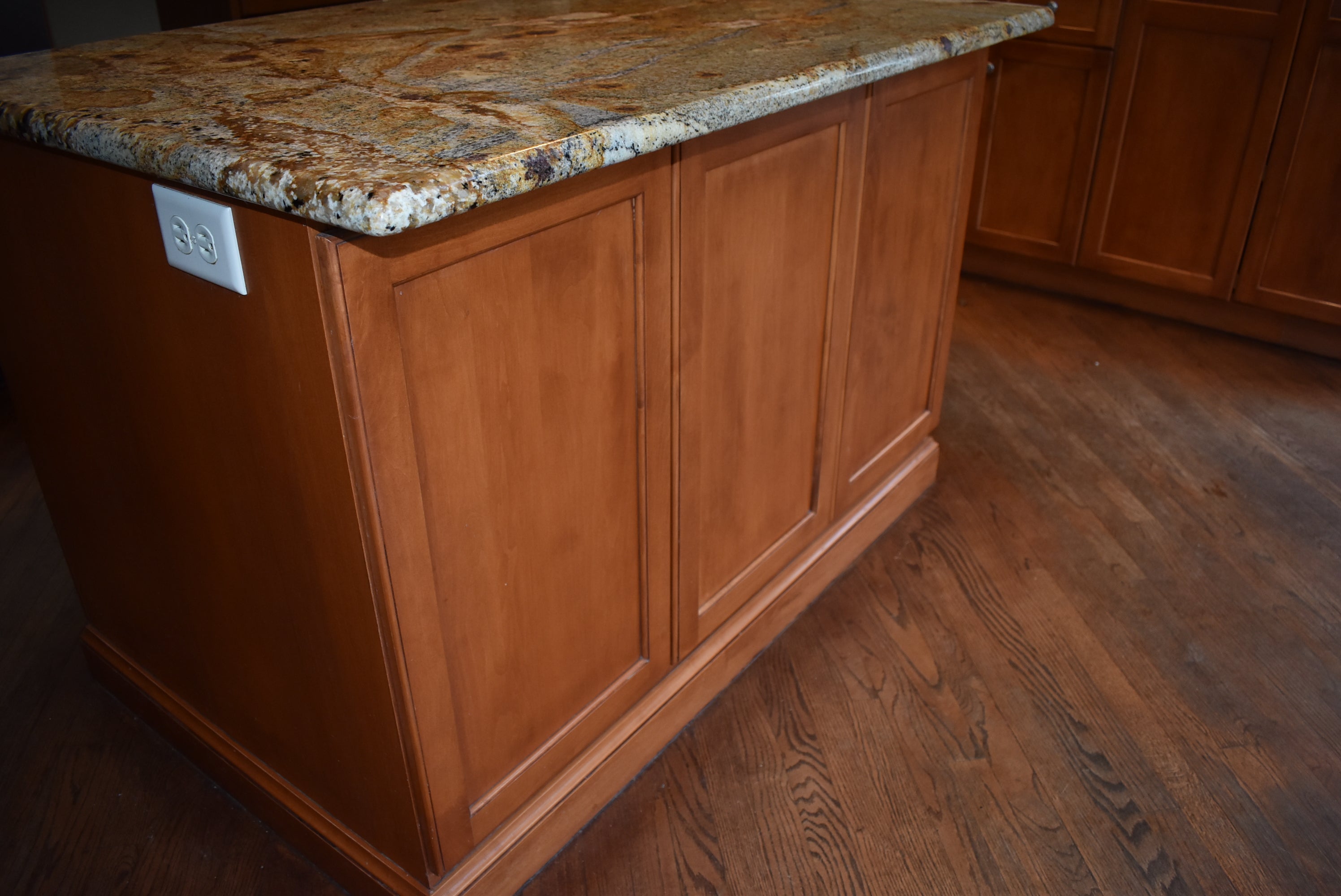 Christiana Cabinetry Strawberry Traditional Pre-Owned Kitchen