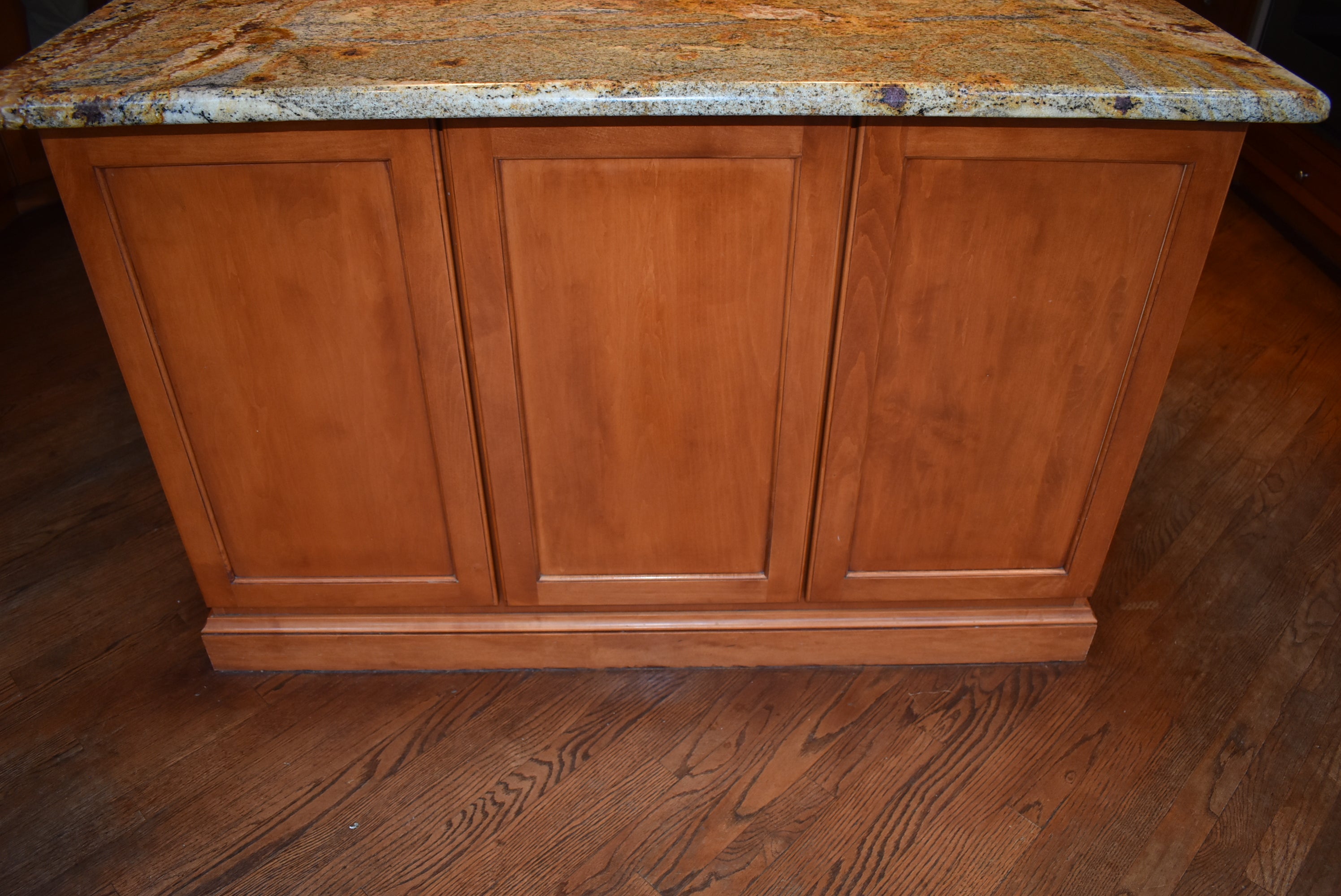 Christiana Cabinetry Strawberry Traditional Pre-Owned Kitchen