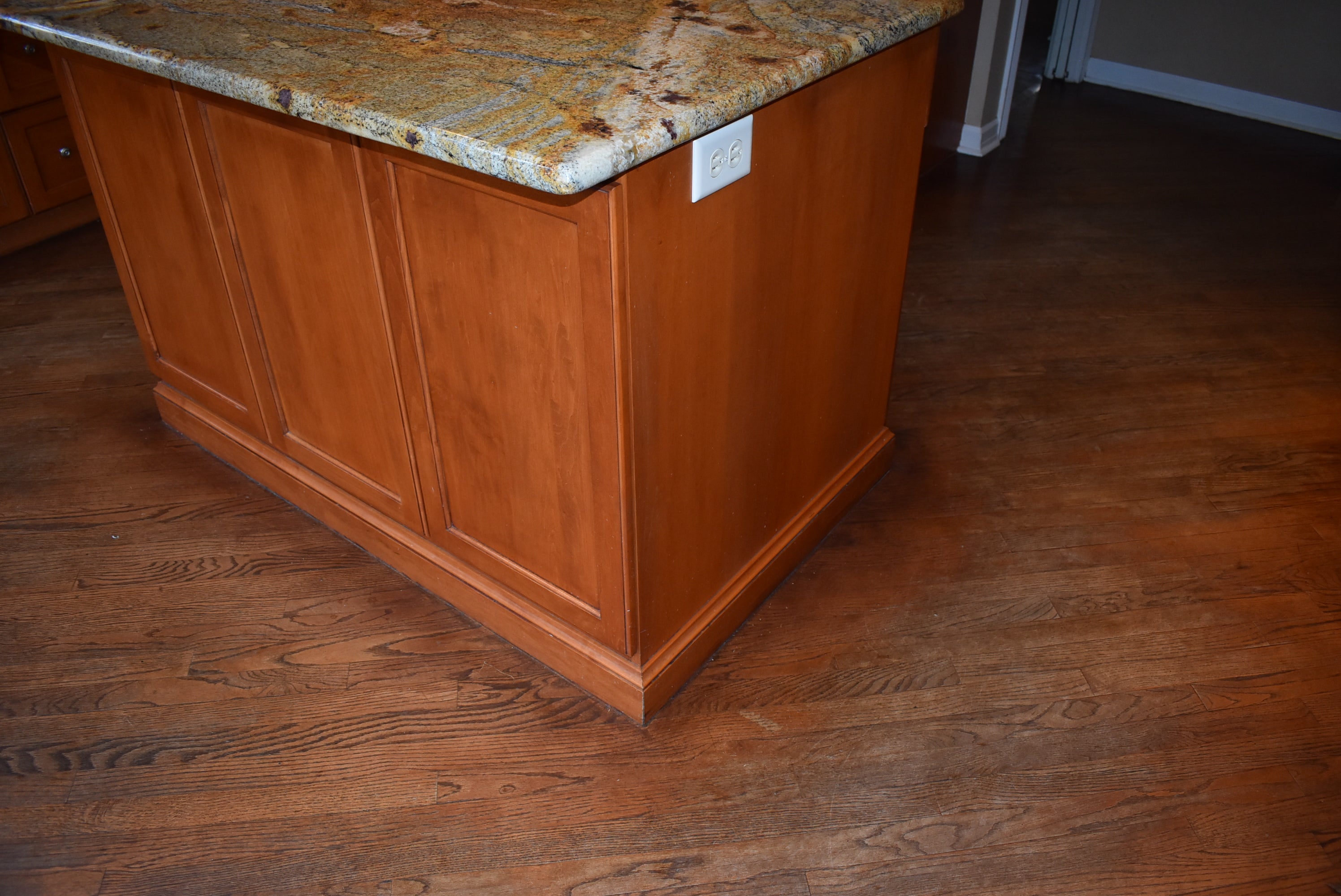 Christiana Cabinetry Strawberry Traditional Pre-Owned Kitchen