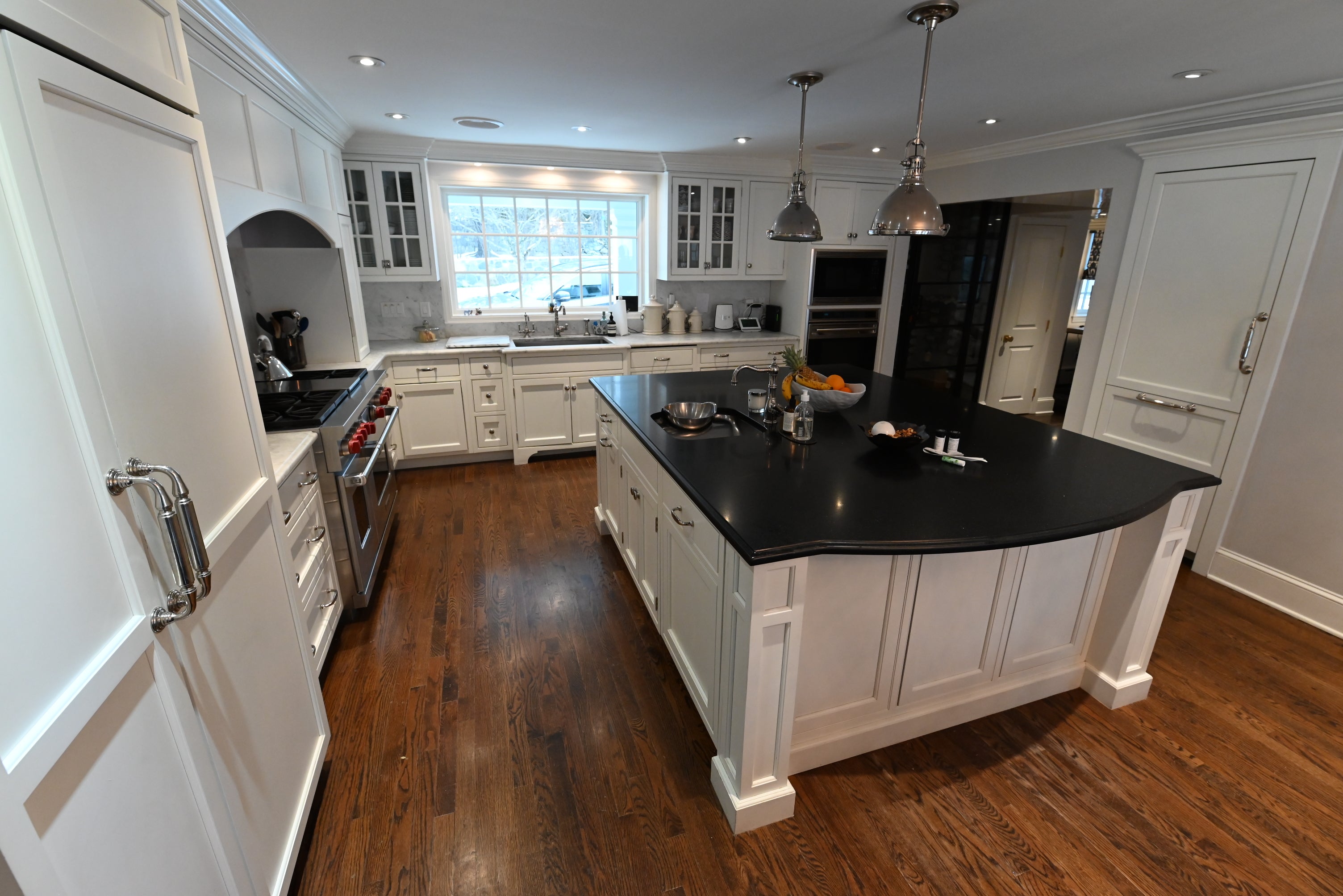 Crisp Lux White Traditional Pre-Owned Kitchen