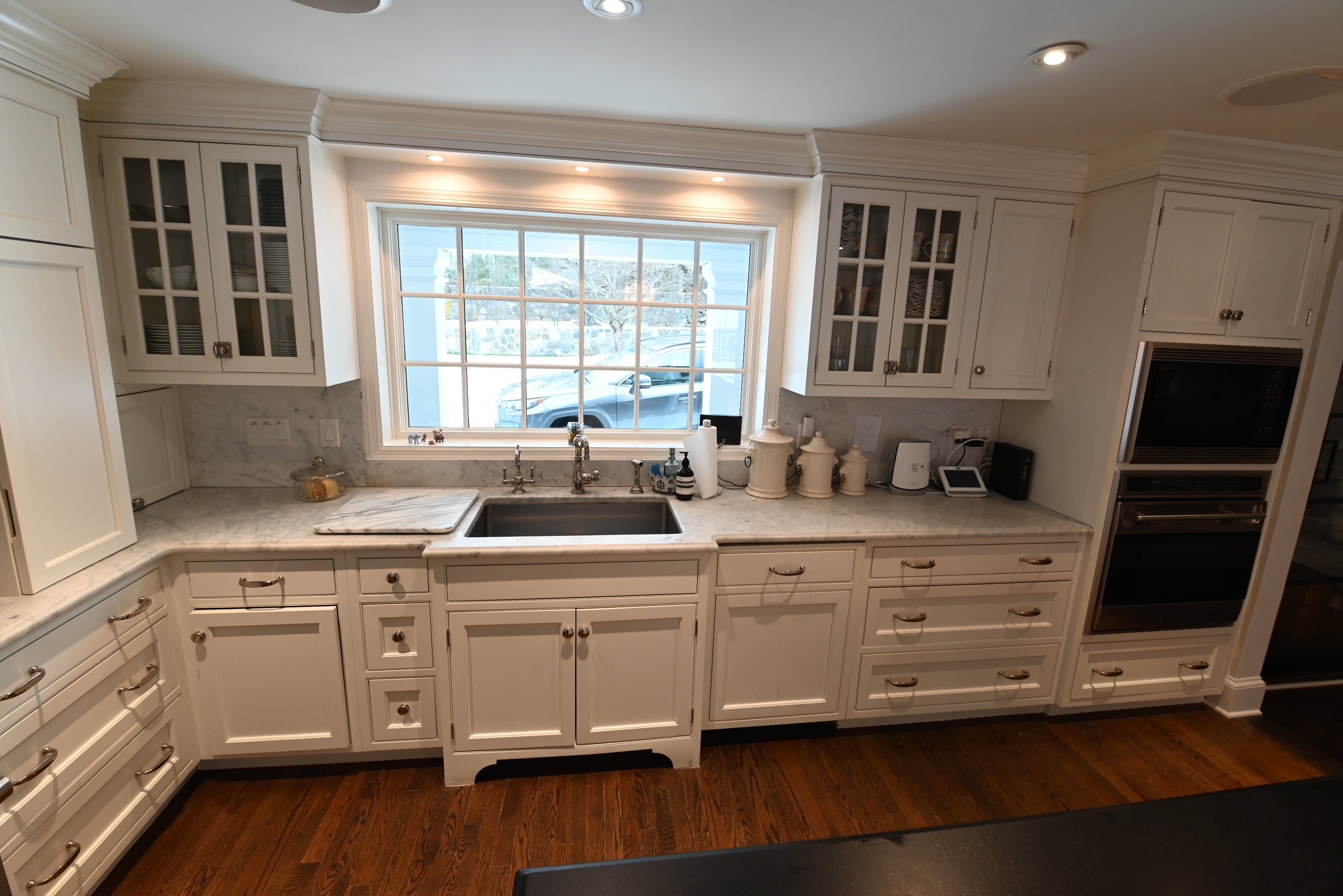 Crisp Lux White Traditional Pre-Owned Kitchen