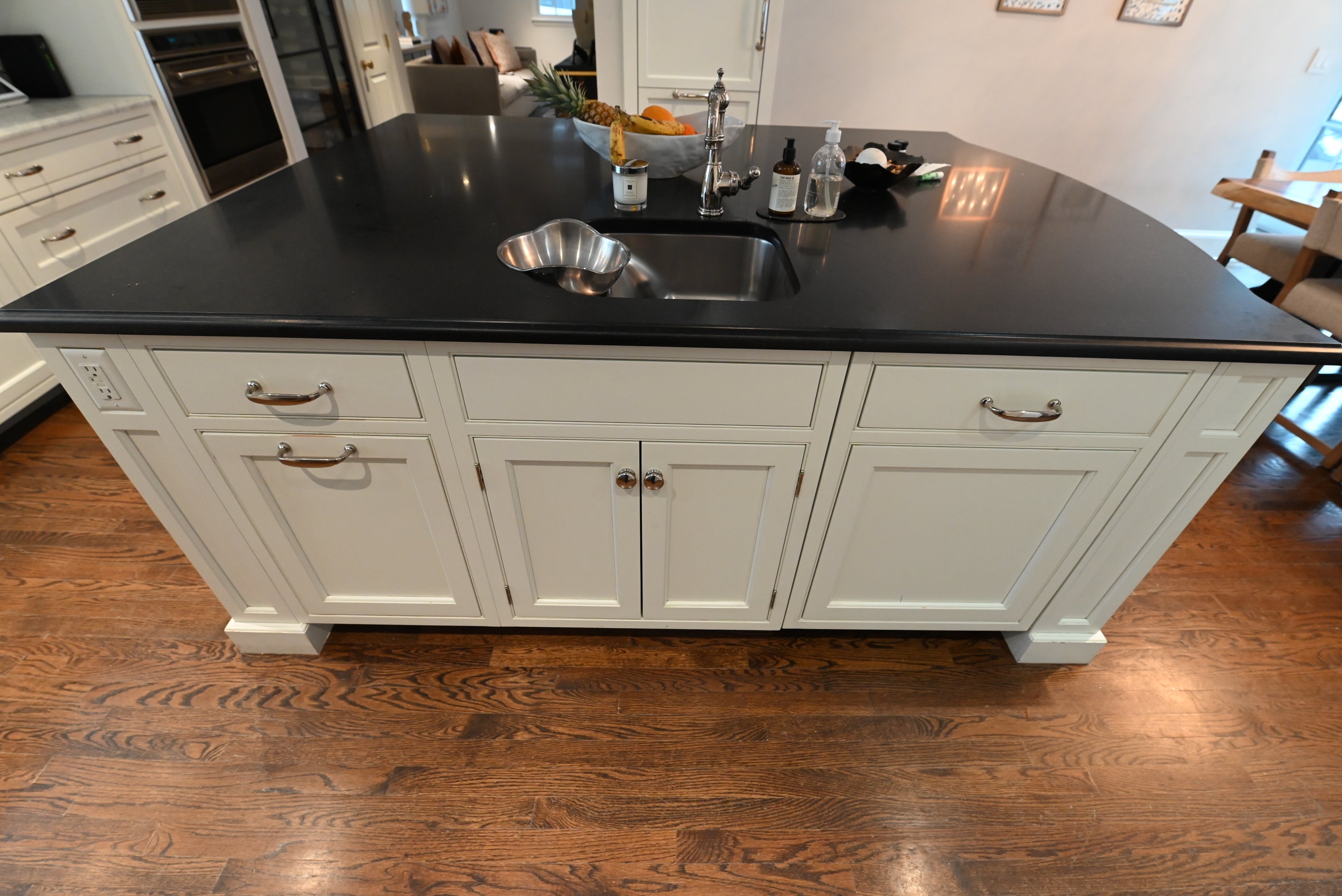 Crisp Lux White Traditional Pre-Owned Kitchen