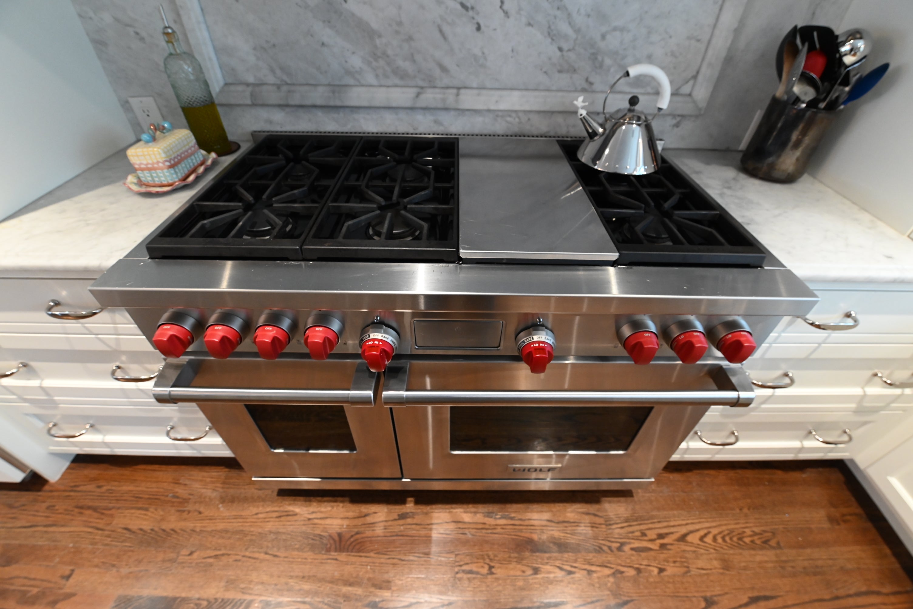 Crisp Lux White Traditional Pre-Owned Kitchen