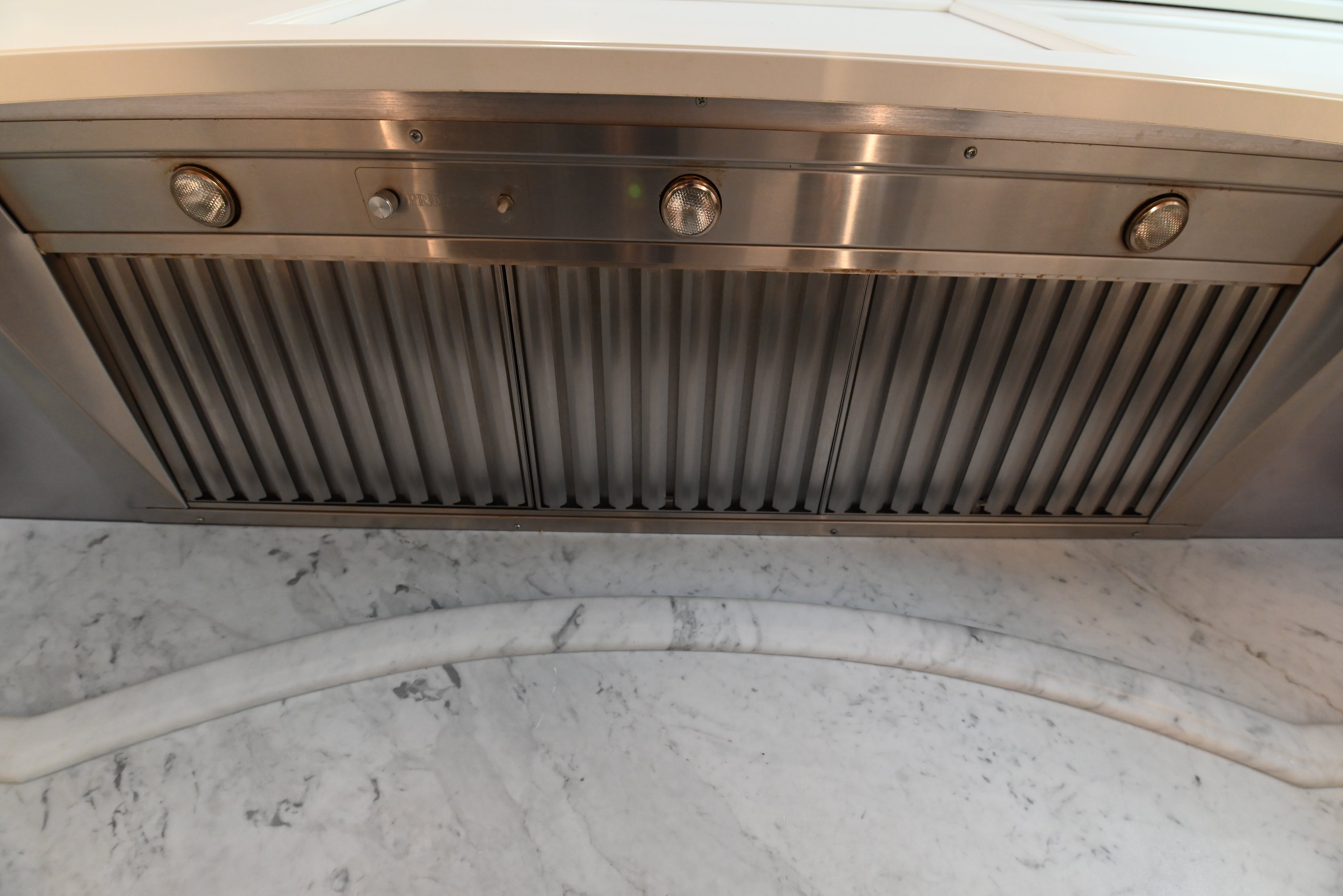 Crisp Lux White Traditional Pre-Owned Kitchen