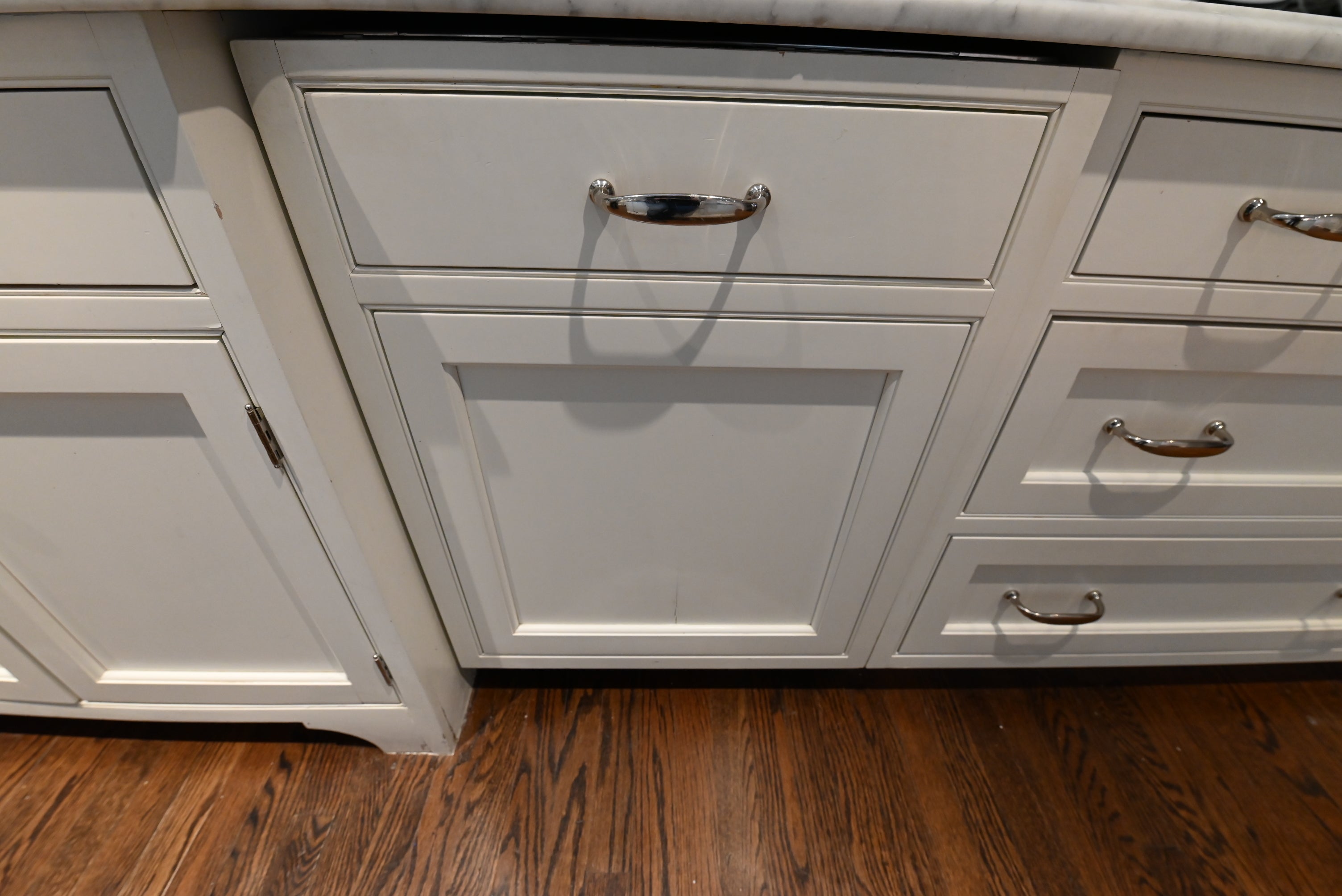 Crisp Lux White Traditional Pre-Owned Kitchen